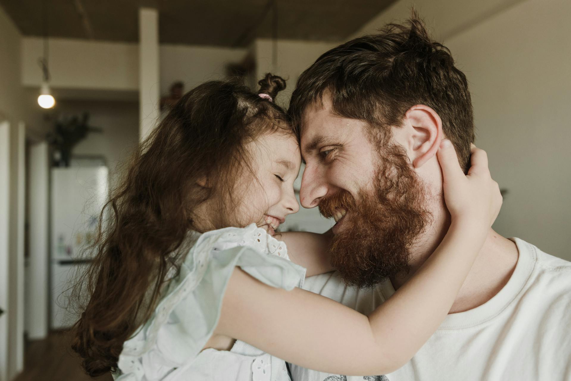 A father and daughter embracing | Source: Pexels