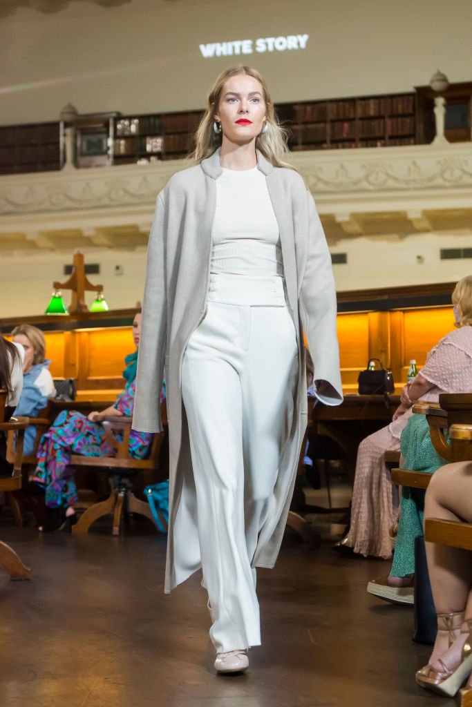 Un mannequin défilant en blanc à Melbourne | Photo : Getty Images