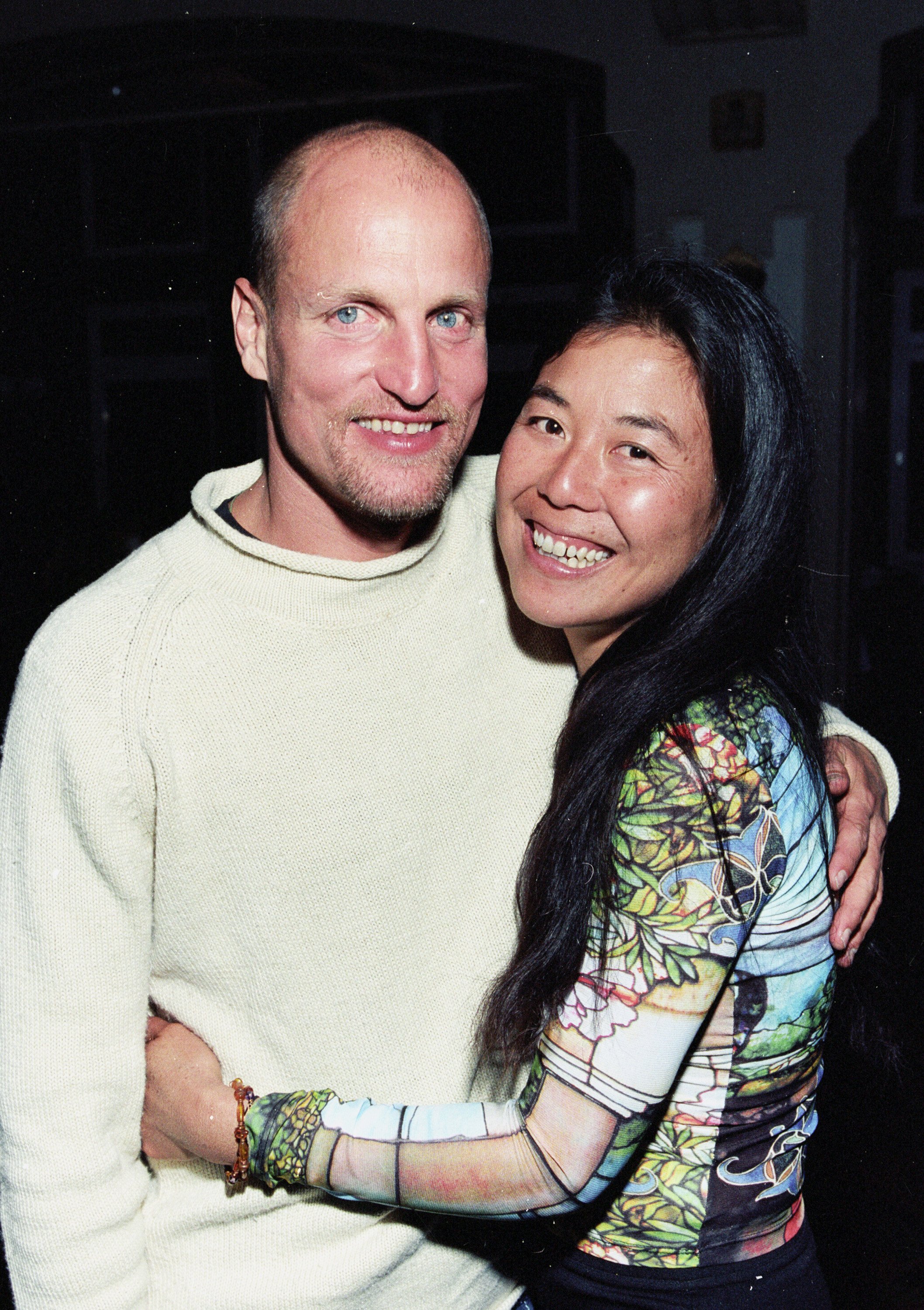 Woody Harrelson and Laura Louie at the Fairmont Banff Sports Invitational Fundraiser in 2002. | Source: Getty Images