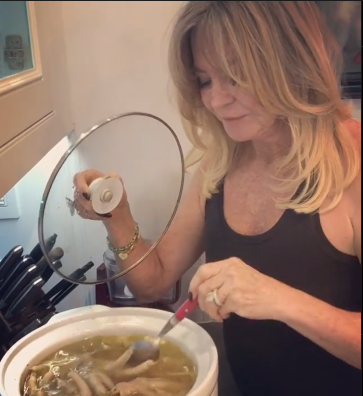 Goldie Hawns and Kurt Russell's kitchen in their Los Angeles home from a clip dated February 22, 2019 | Source: Instagram/goldiehawn