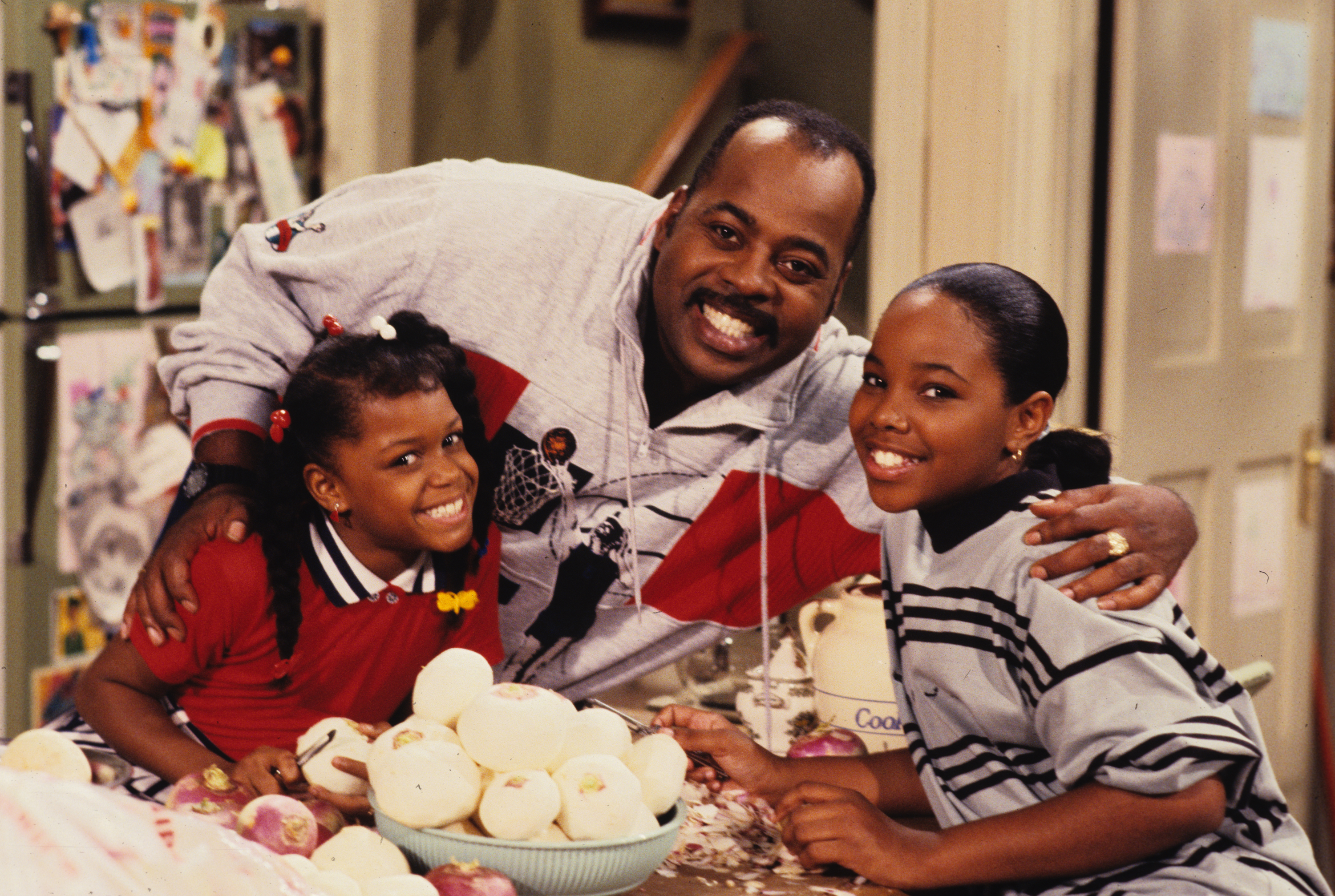 Carl (Reginald VelJohnson) with Jaimee Foxworth (Judy) and Kellie S. Williams (Laura) on set in 1989. | Source: Getty Images