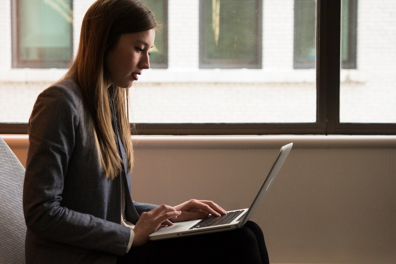 She received a call from her husband while working in the office | Source: Pexels