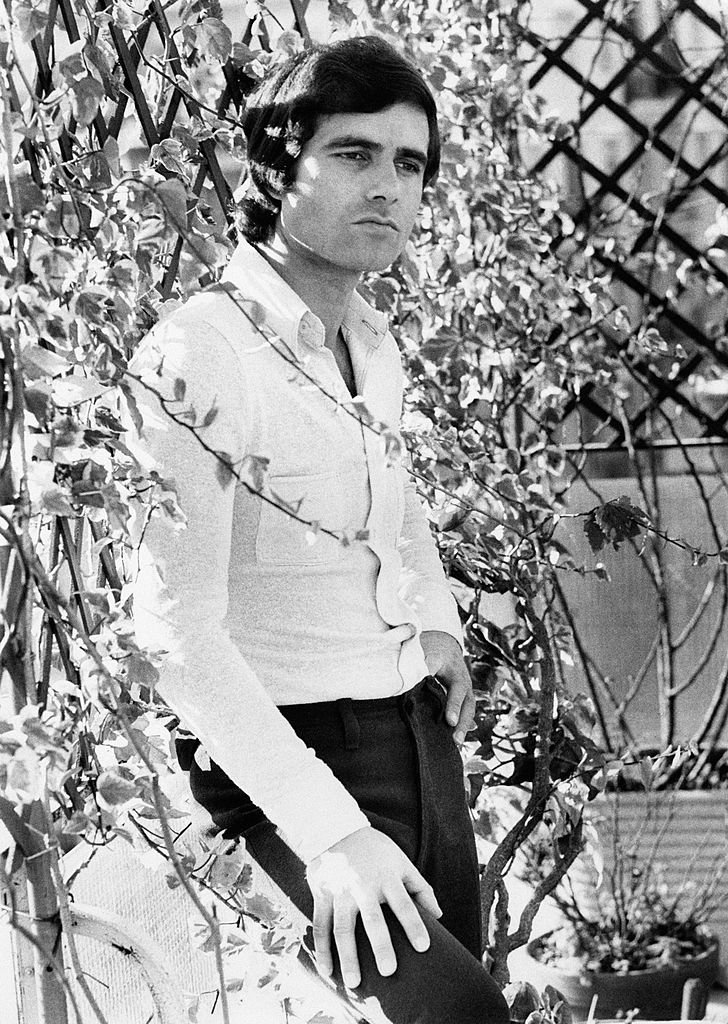 Portrait de l'acteur italien Nino Castelnuovo avec une tonnelle derrière lui. Rome, années 1970. | Photo : Getty Images