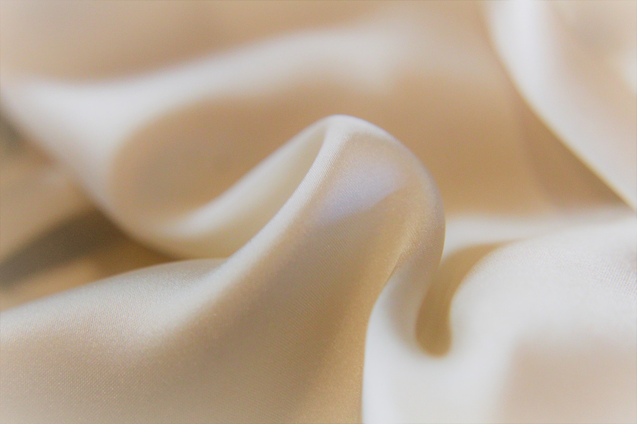 A piece of silky fabric | Source: Pixabay