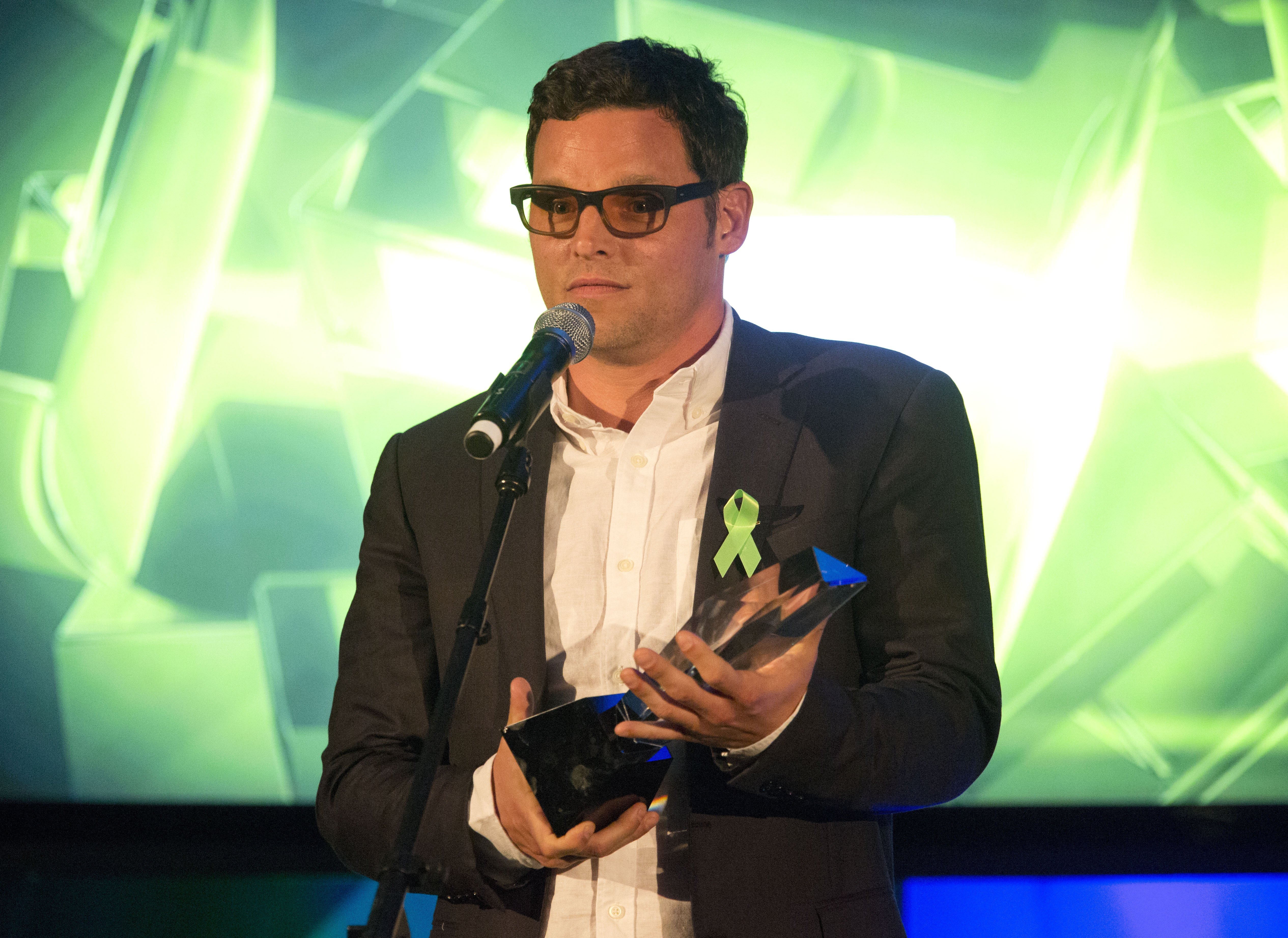  Actor Justin Chambers accepts the 2014 PRISM Award for Male Performance in a Drama Series Multi-Episode Storyline at the 18th Annual PRISM Awards at Skirball Cultural Center on April 22, 2014|Photo: Getty Images