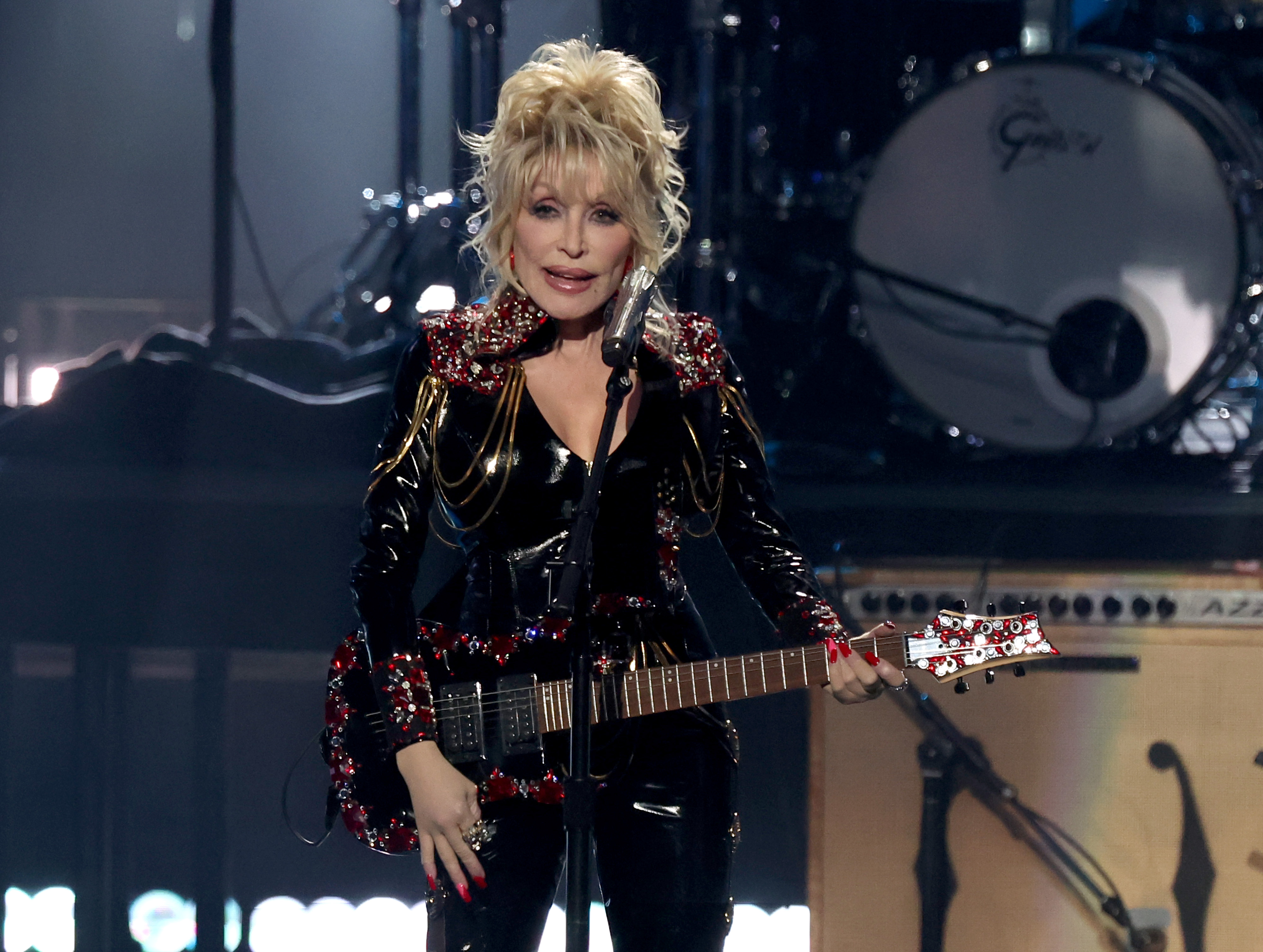 Dolly Parton performs at the 37th Annual Rock & Roll Hall of Fame Induction Ceremony in Los Angeles on November 5, 2022 | Source: Getty Images