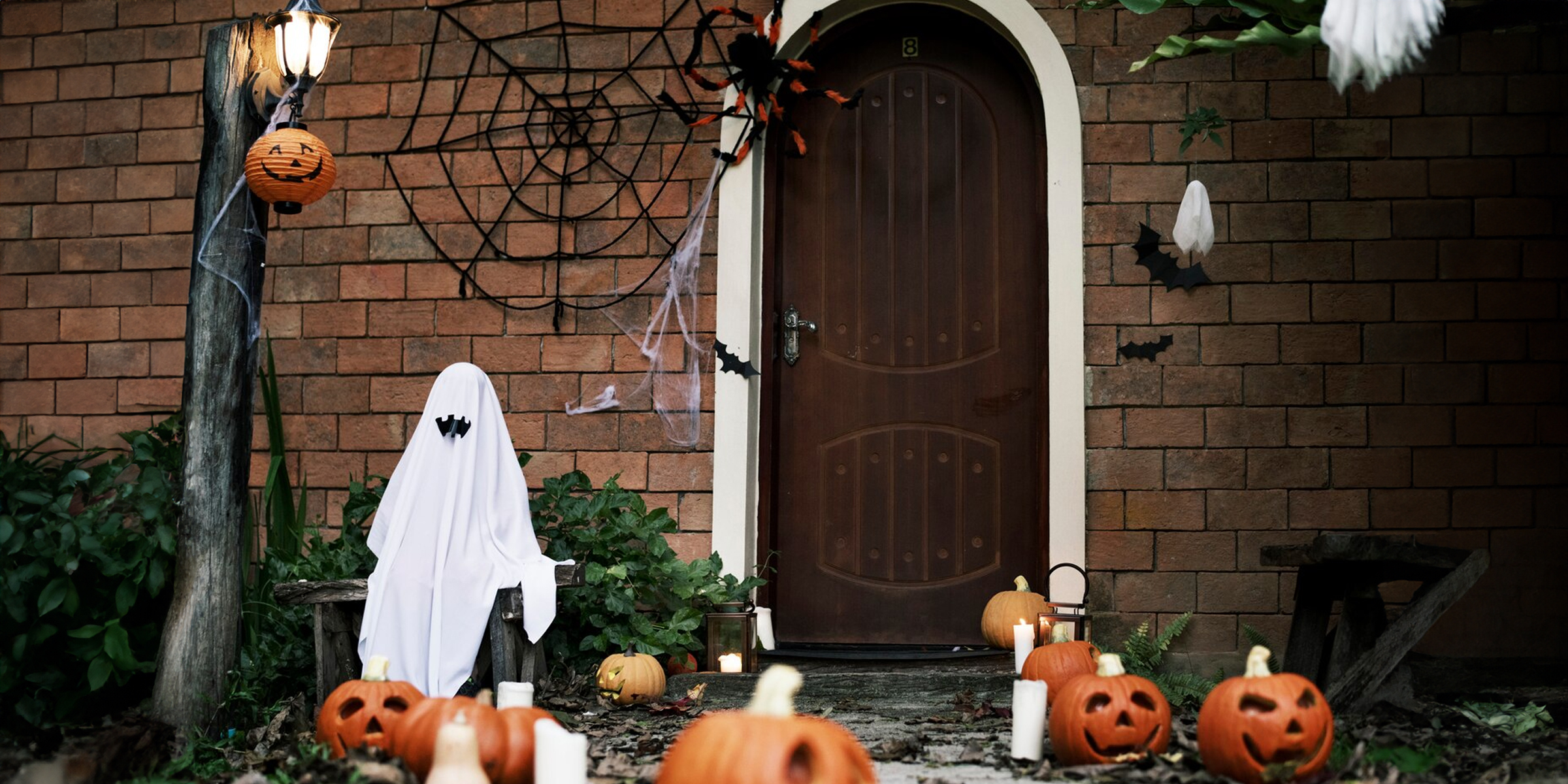 Halloween decorations outside a front door | Source: Freepik