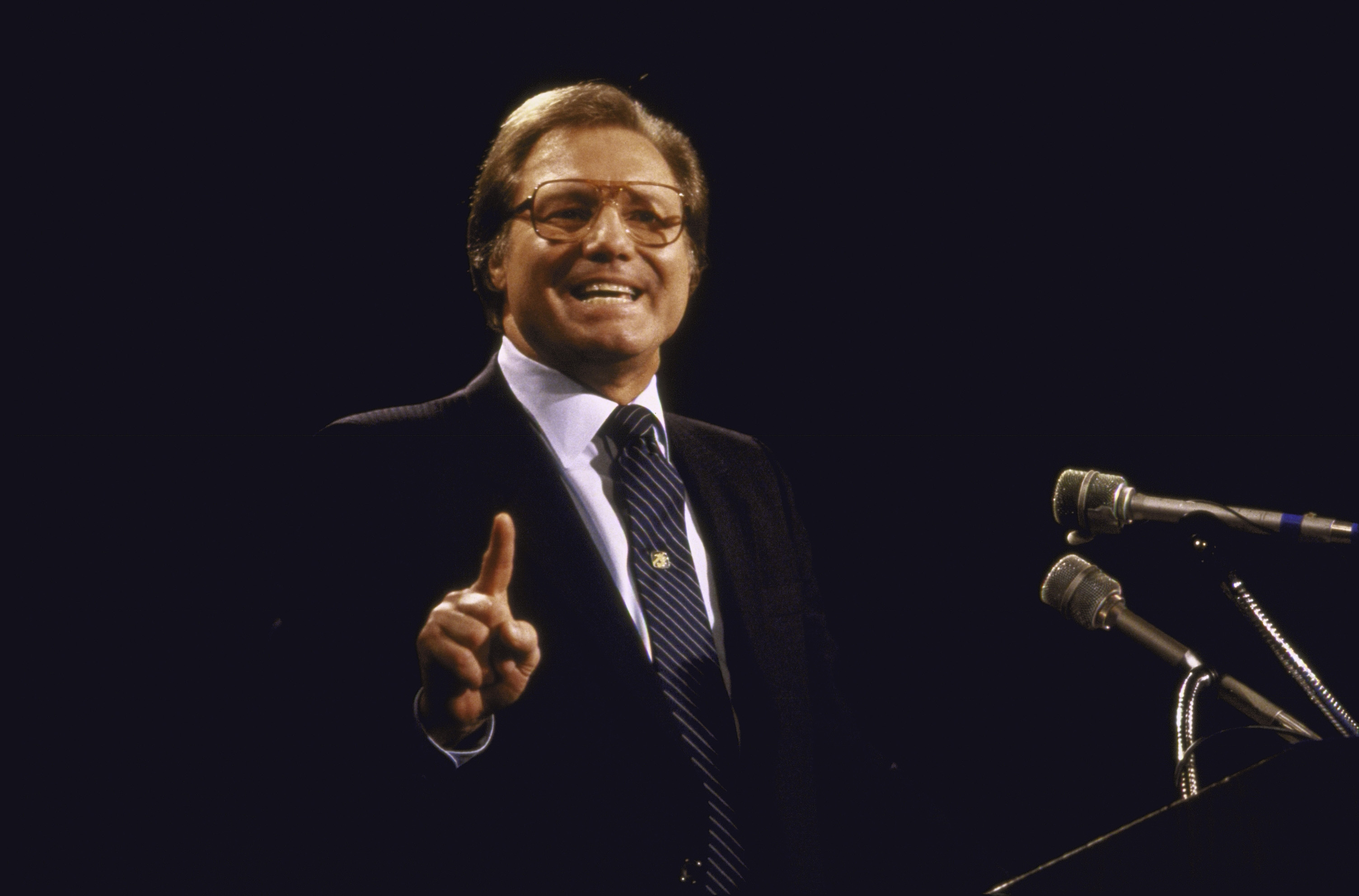 Jimmy Swaggart speaks at convention of religions broadcasters in 1986. | Source: Getty Images