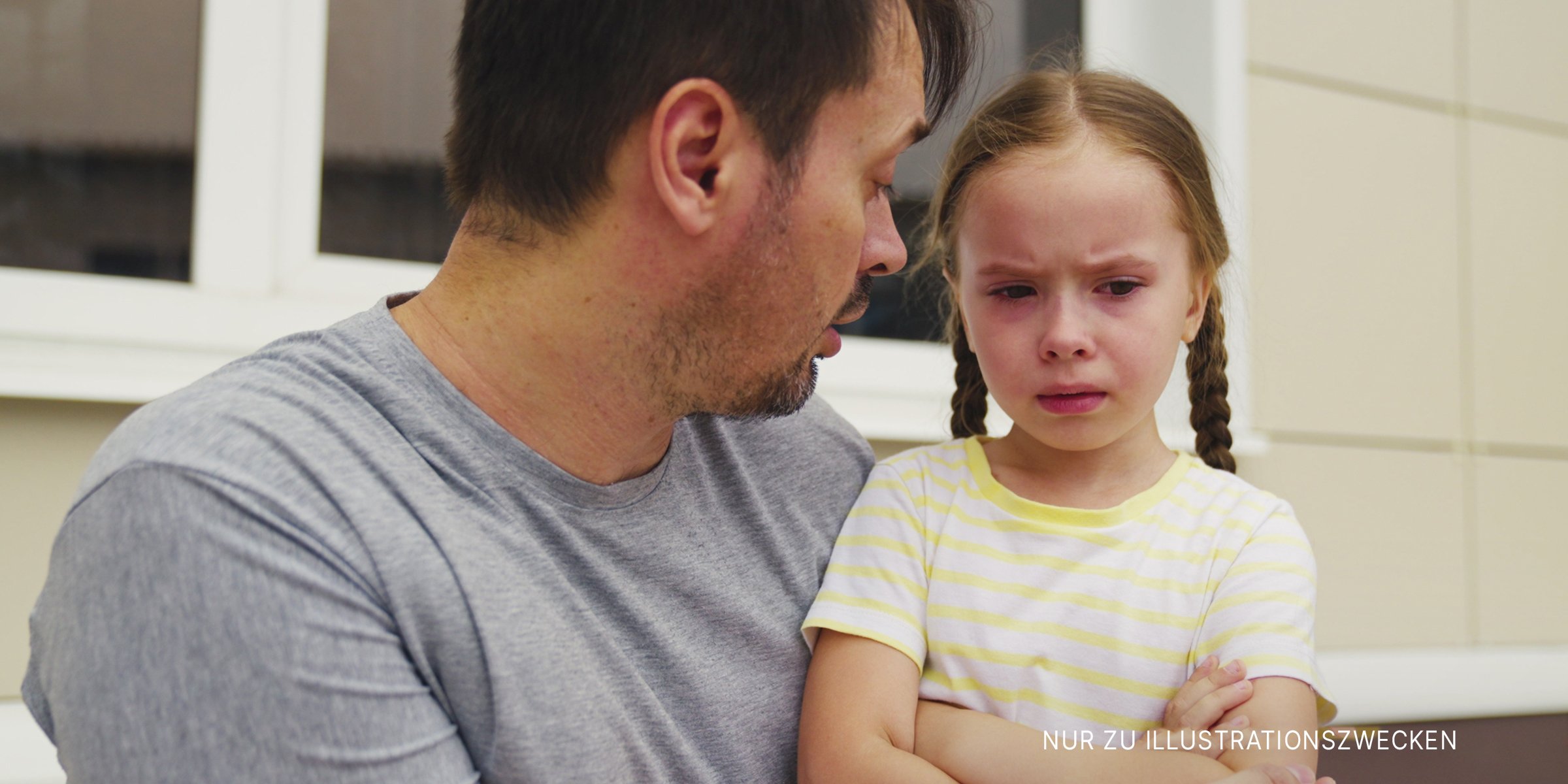 Aufgebrachtes Mädchen im Gespräch mit ihrem Vater. | Quelle: Shutterstock