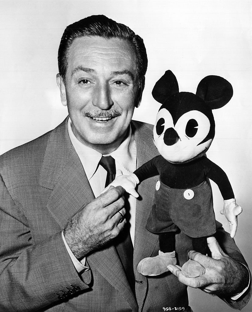 El dibujante y director estadounidense Walt Disney posando con un muñeco de peluche de Mickey Mouse, el 01 de enero de 1950. | Foto: Getty Images