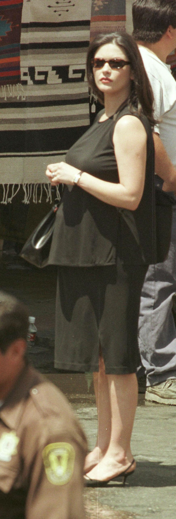 Catherine Zeta-Jones while pregnant with her first child on May 11, 2000, in Nogales, Mexico. | Source: Getty Images