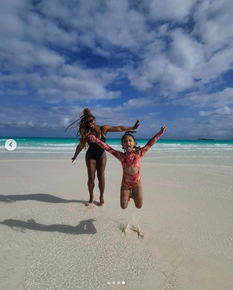 Serena Williams and Olympia Ohanian posing for a picture on the beach posted on January 23, 2024 | Source: Instagram/serenawilliams