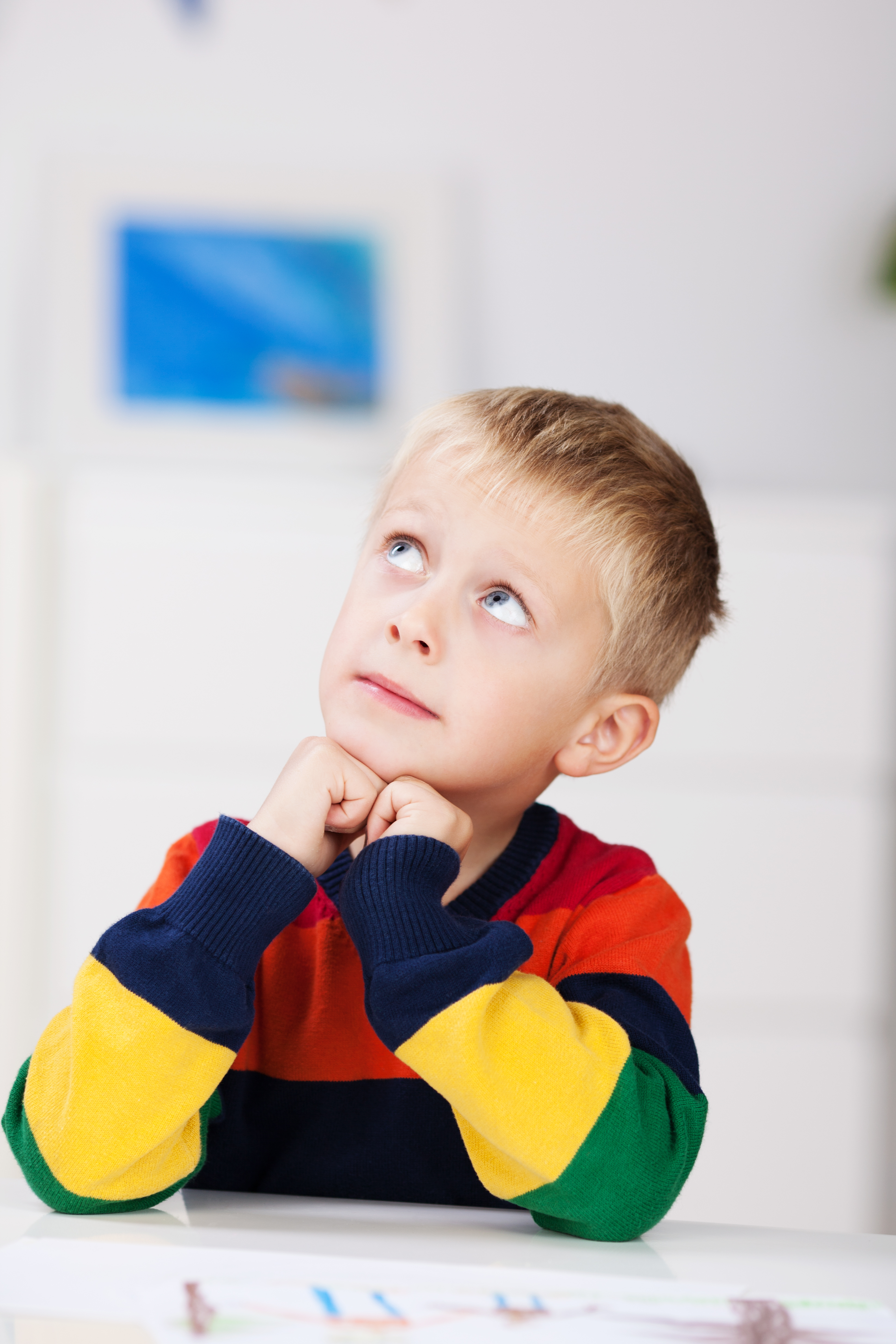 A young boy looking up at the ceiling | Source: Shutterstock