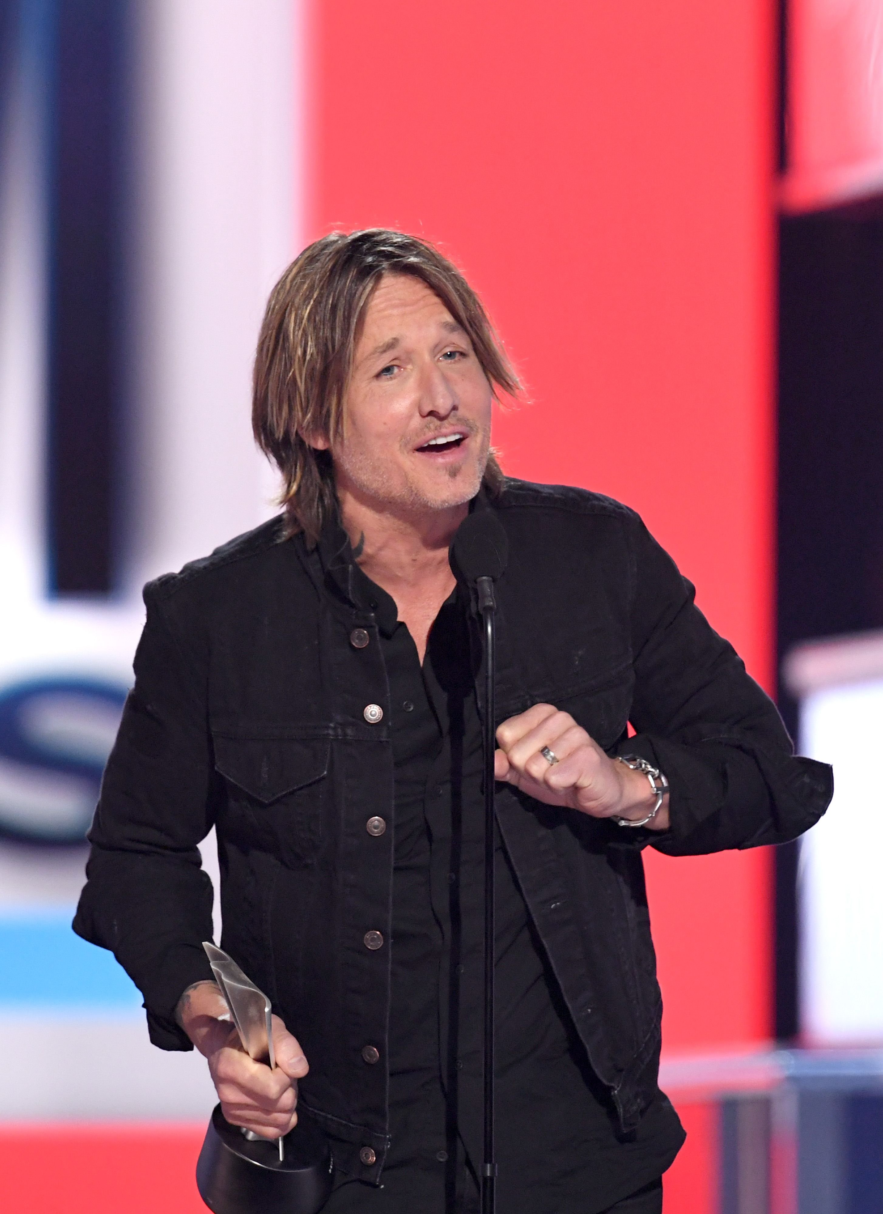 Keith Urban accepting the "Entertainer of the Year" award at the 54th Academy Of Country Music Awards in Las Vegas on April 7, 2019 | Getty Images 