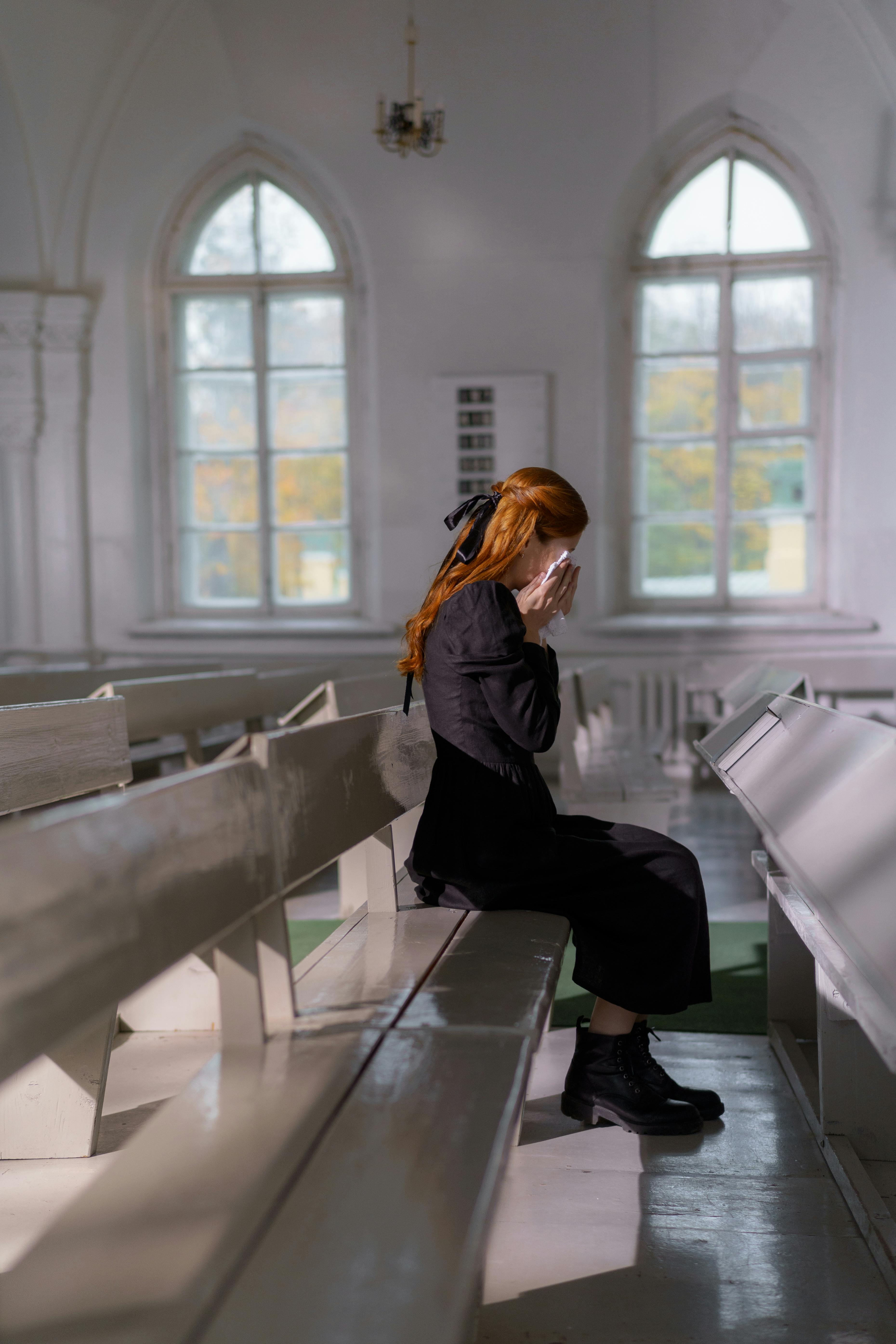 A woman crying in church | Source: Pexels