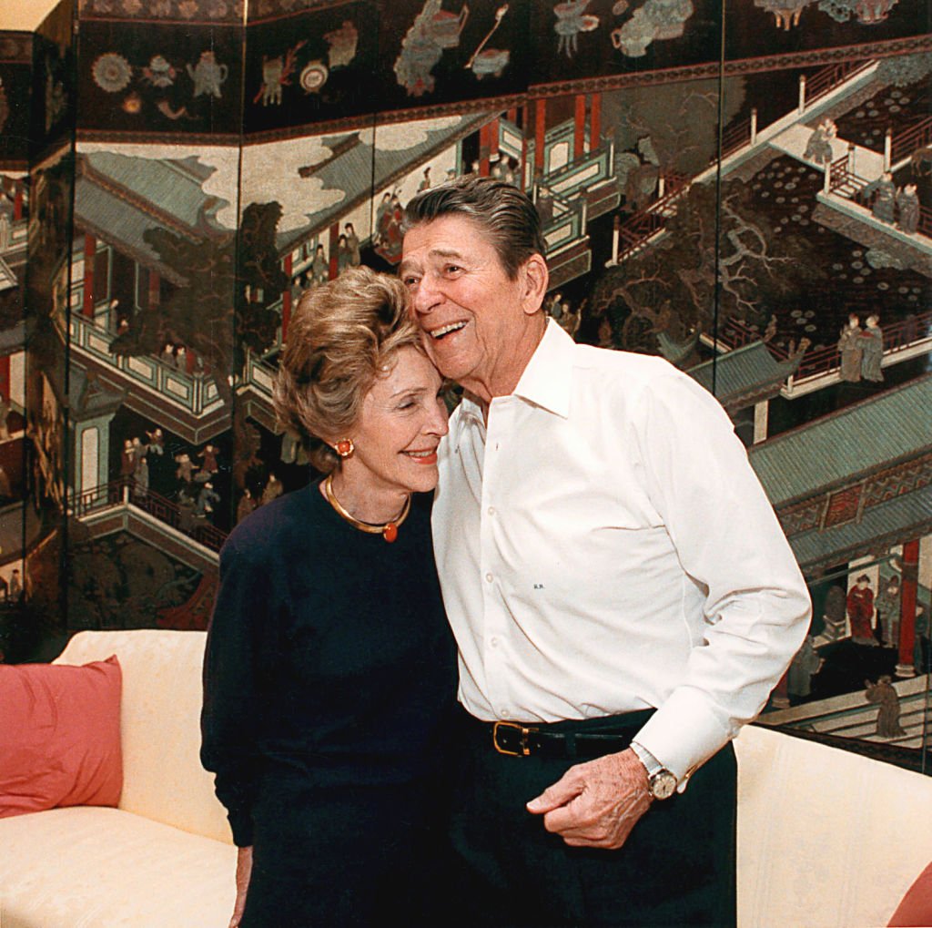 Le président Ronald Reagan et la première dame Nancy Reagan célèbrent leur 36e anniversaire de mariage le 4 mars 1988 lors d'une fête surprise à la Maison Blanche. L'ancien président Reagan a eu 90 ans le 6 février 2001 à son domicile en Californie. | Source : Getty Images