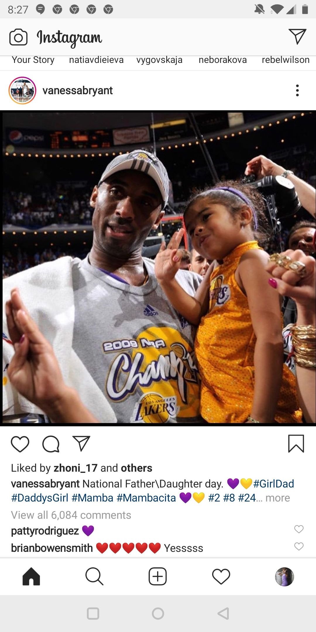 Kobe Bryanta and his daughter in his arms after a basketball game. | Photo: Instagram/vanessabryant