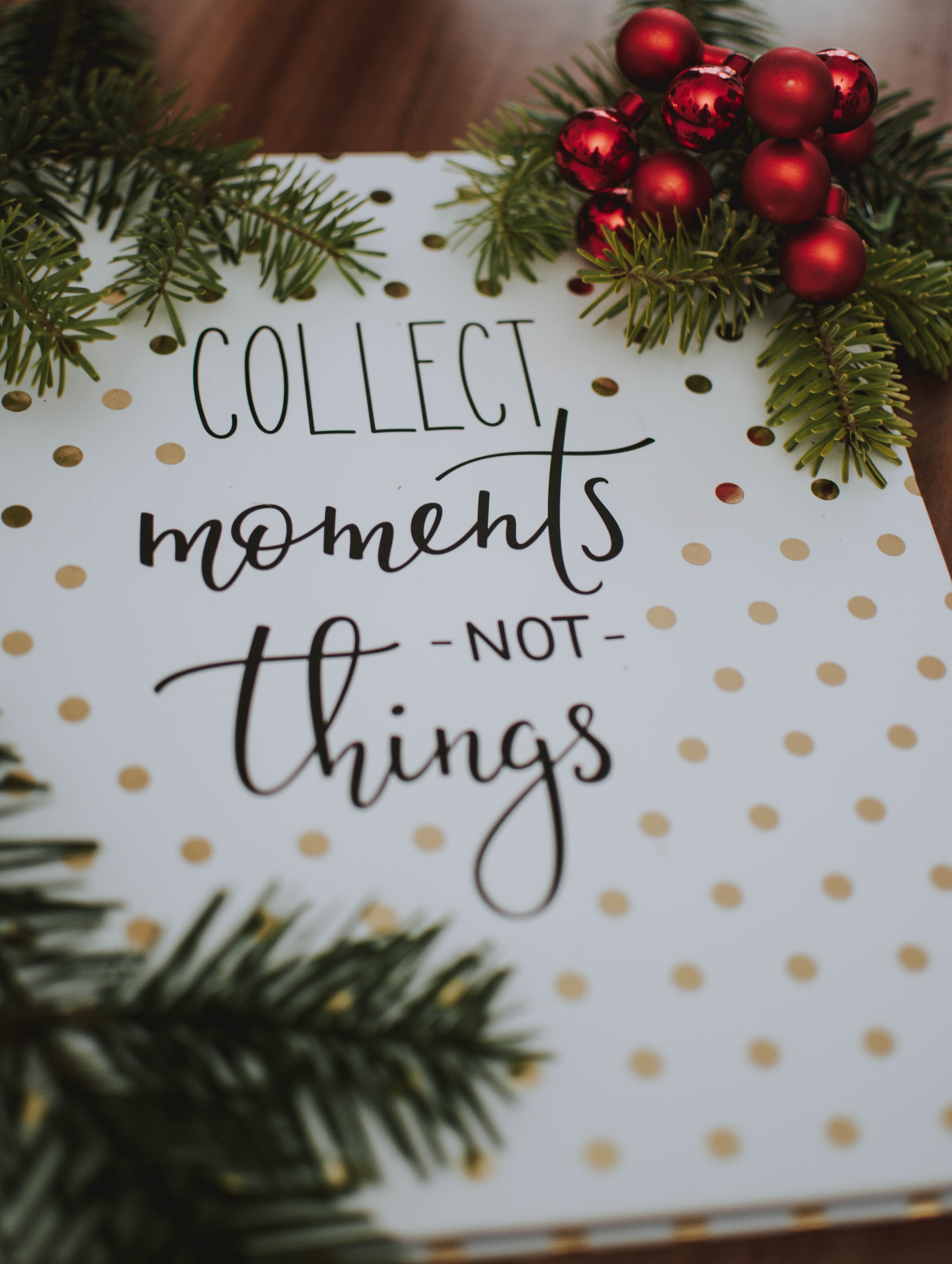 "Collect moments, no things" Christmas card | Photo: Pexels.com