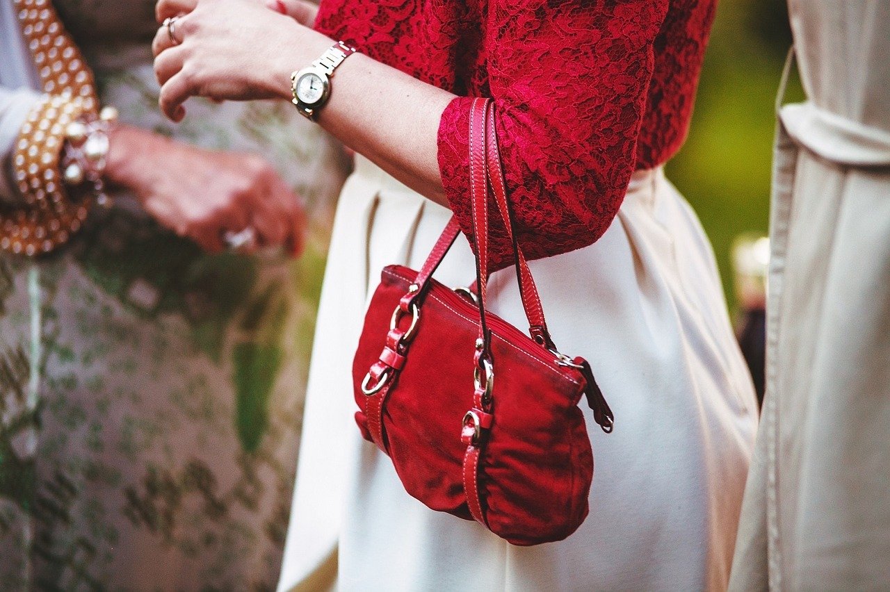 Mujer llevando cartera roja. | Foto: Pixabay Mujer llevando cartera roja. | Foto: Pixabay
