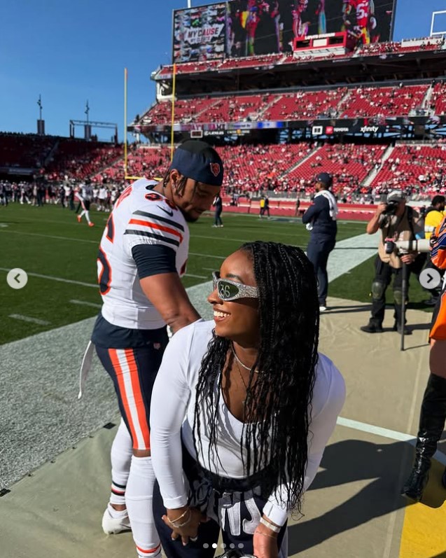 Jonathan Owens and Simone Biles's "handshake" during one of his games in a post uploaded on December 16, 2024 | Source: Instagram/simonebiles