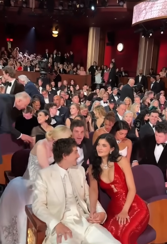 Timothée Chalamet's talking to Kylie Jenner at the 98th Academy Awards on March 15, 2026 | Source: YouTube/E! News