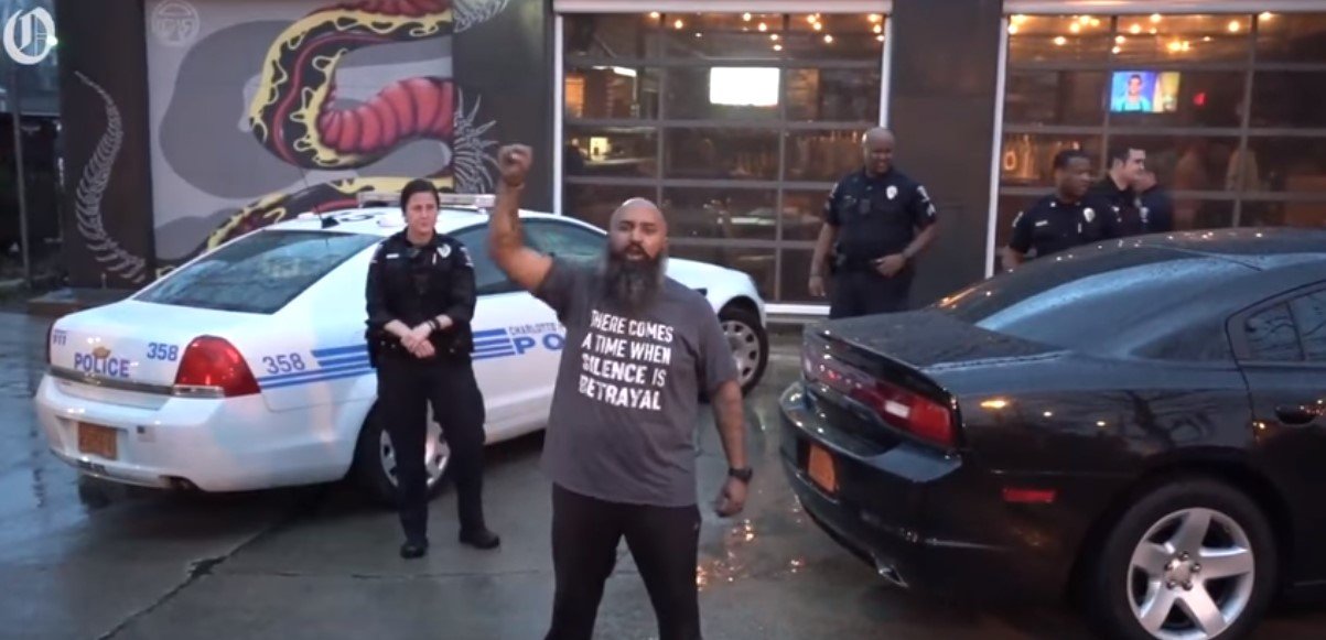 Andrew Woods leading a protest at the "Pizza Peel" in Midwood Plaza, N.C. | Photo: YouTube/The Charlotte Observer