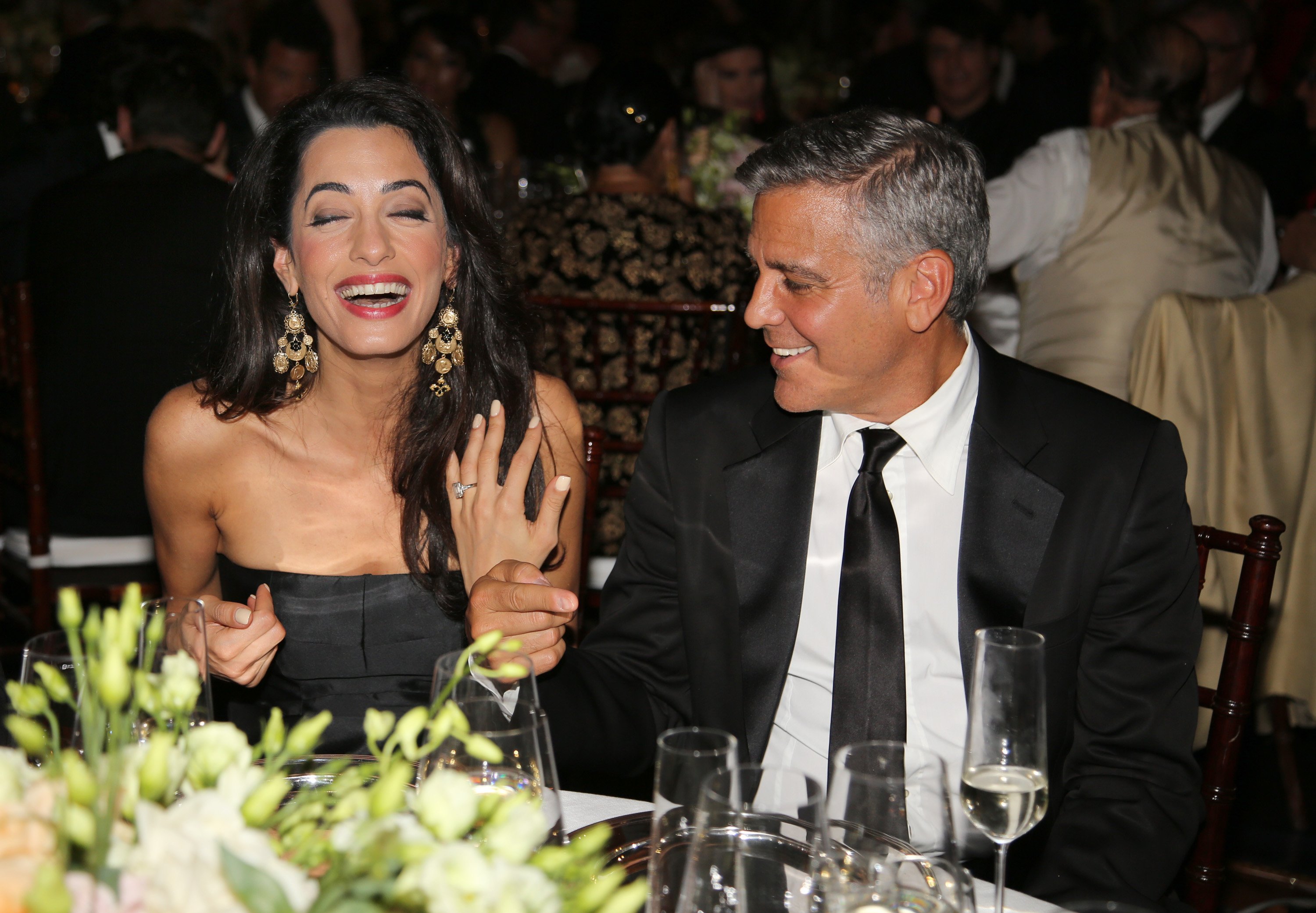 George Clooney und Amal Clooney nehmen am 7. September 2014 in Florenz, Italien, an der Celebrity Fight Night-Gala teil, bei der die Celebrity Fight Night in Italien zugunsten der Andrea Bocelli Foundation und des Muhammad Ali Parkinson Center gefeiert wird | Quelle: Getty Images