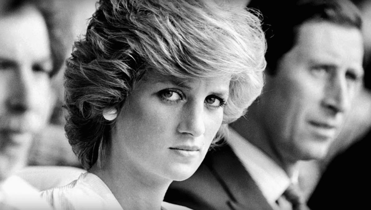 Photo de la princesse Diana avec le prince Charles à l'arriere-plan. | Youtube/ tlc uk Photo de la princesse Diana avec le prince Charles à l'arriere-plan. | Youtube/ tlc uk