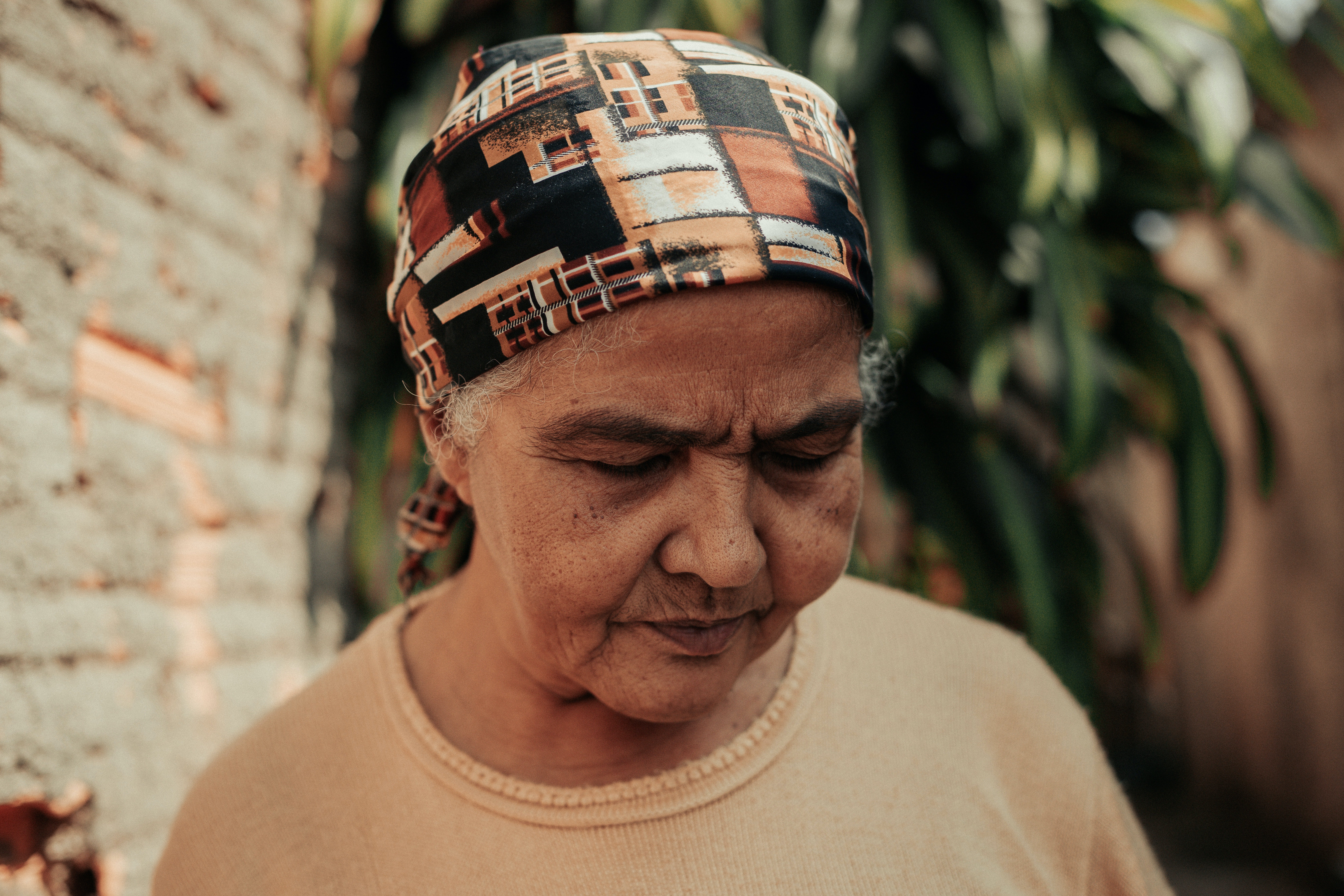 Una mujer mayor con expresión preocupada. | Foto: Pexels