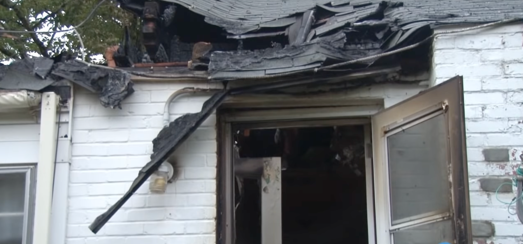 Bildschirmfoto aus einem Nachrichtenbeitrag über das beschädigte Haus von Arthur und Rosemary Schneider nach einem Brand im Jahr 2015 | Quelle: youtube.com/@USATODAY