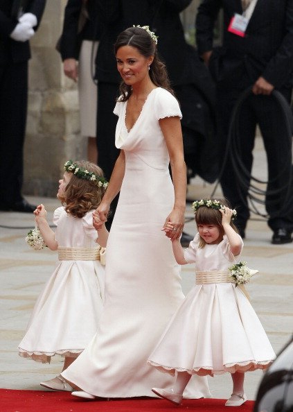 Pippa Middleton entra a la boda de su hermana Kate. | Foto: Getty Images