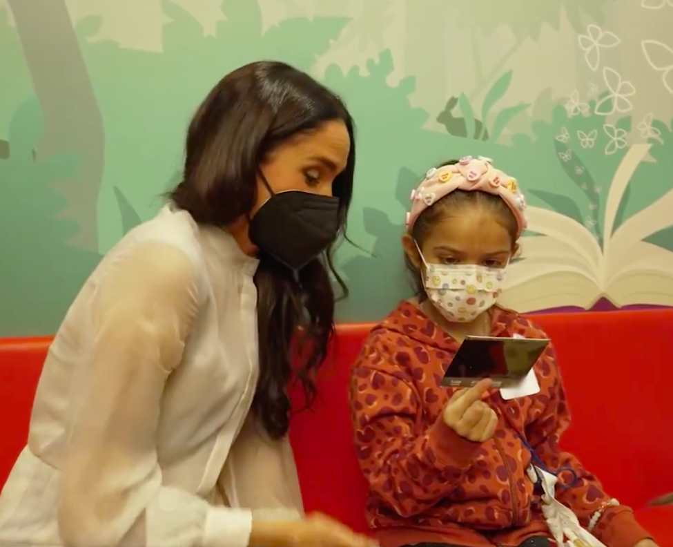 Meghan Markle interacting with a child during her visit to the Children’s Hospital Los Angeles posted on April 2, 2024 | Source: X/@extratv