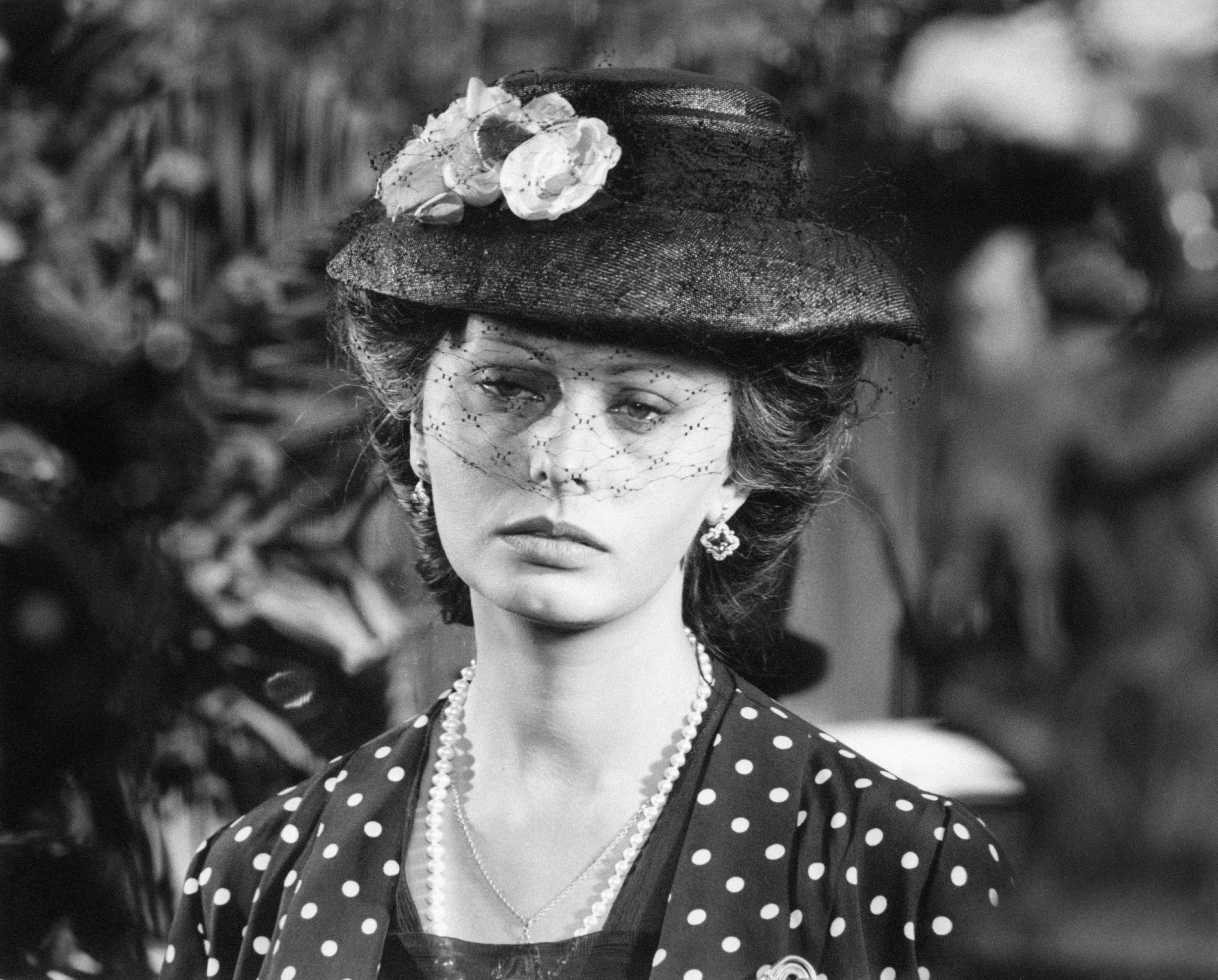 Sophia Loren mit traurigem Blick, als sie Filomena Marturano in einer Szene aus dem Film "Marriage Italian Style" interpretiert, in Neapel, 1964. | Quelle: Getty Images
