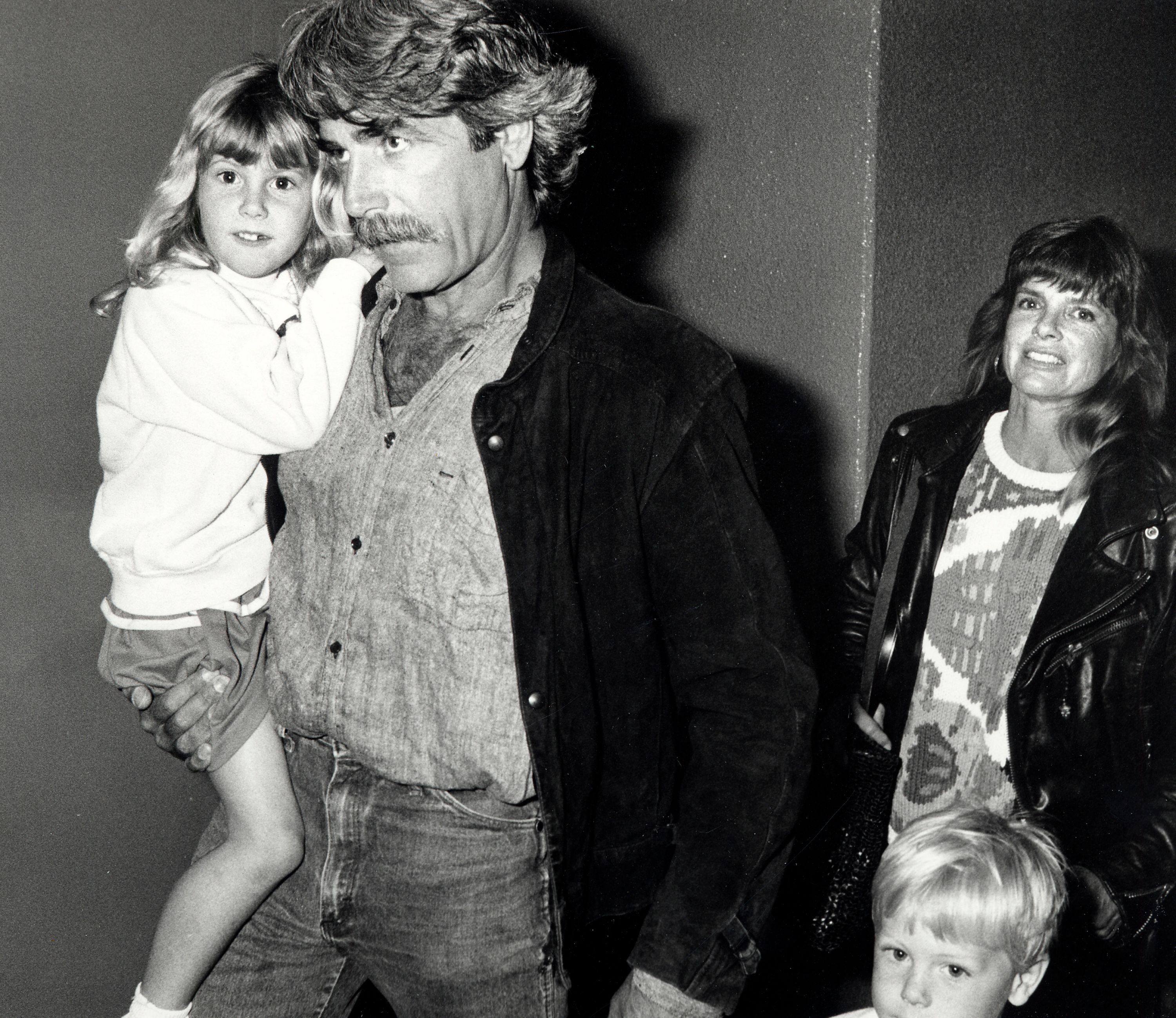 Actor Sam Elliott, actress Katharine Ross, and daughter Cleo Rose Elliott on March 14, 1990 at the Great Western Forum in Inglewood, California. | Source: Getty Images