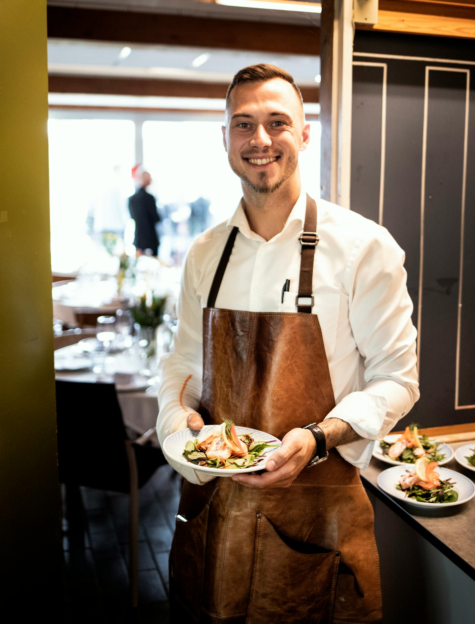 A waiter holding a dish | Source: Pexels