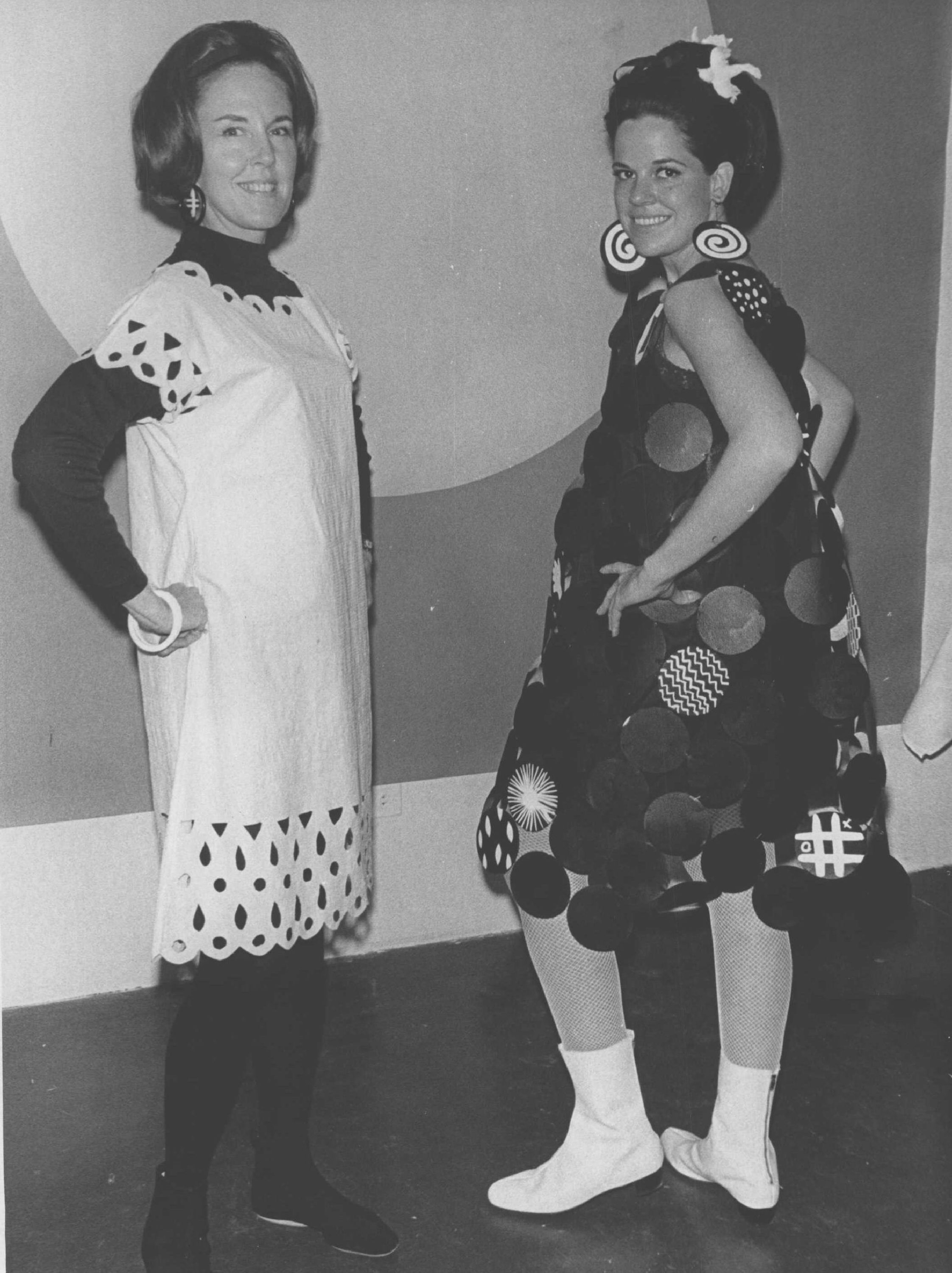 Dos mujeres luciendo vestidos de papel con motivos navideños en el Museo de Arte de Denver en febrero de 1967. | Foto: Getty Images Dos mujeres luciendo vestidos de papel con motivos navideños en el Museo de Arte de Denver en febrero de 1967. | Foto: Getty Images