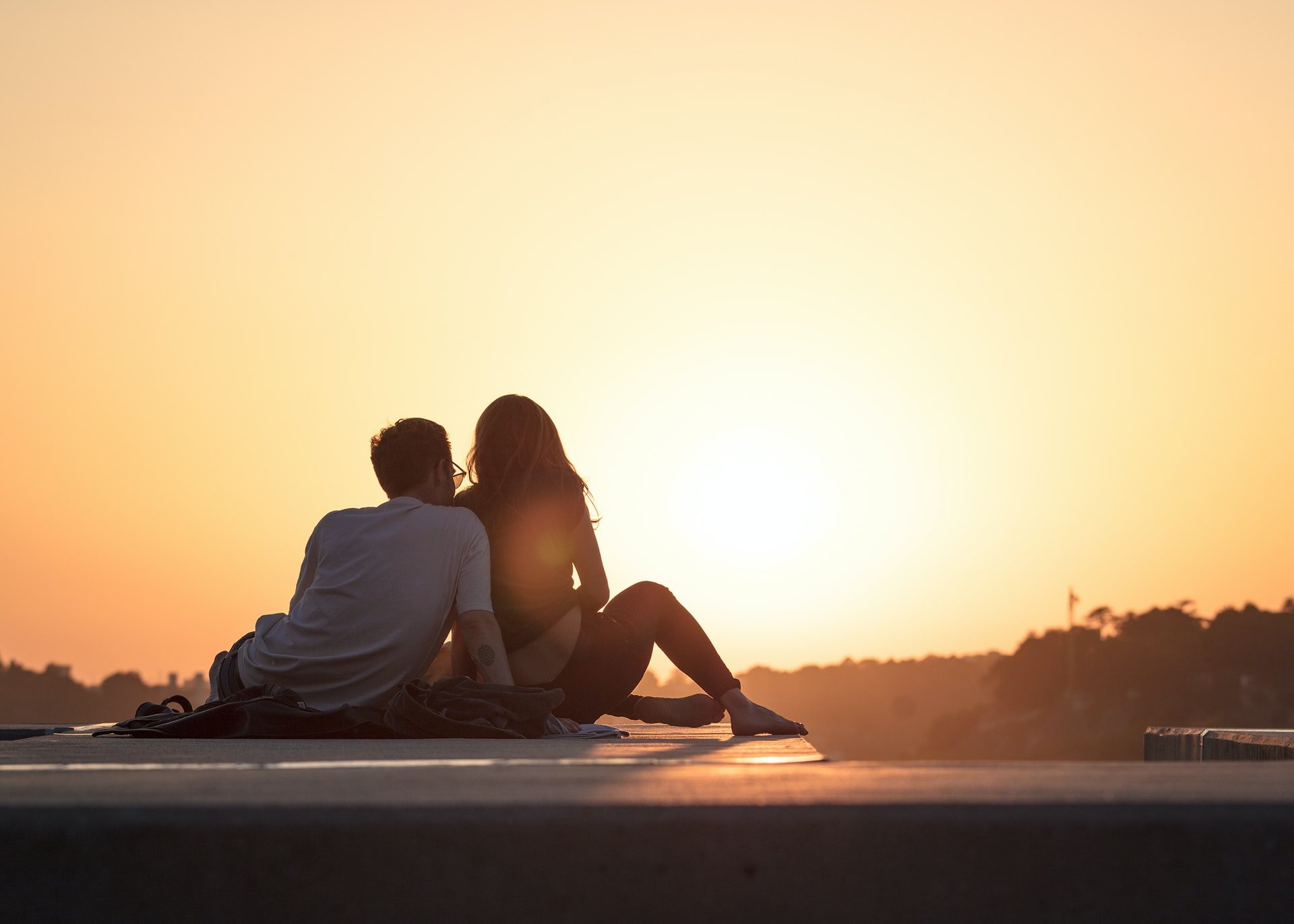 Couple watching sunset | Source: Unsplash