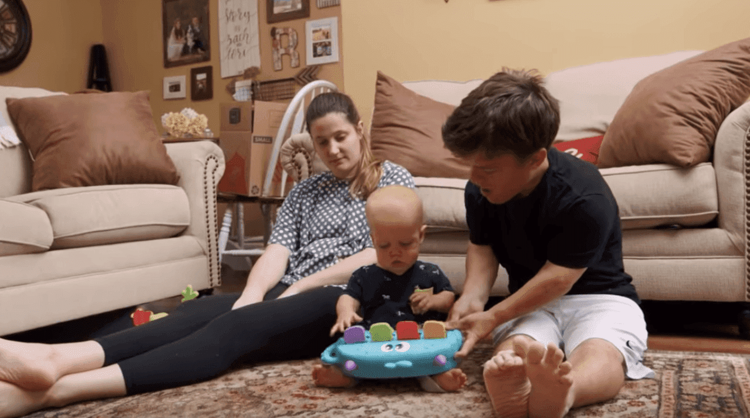 Tori, Zach, and their son Jackson during an episode of "Little People, Big World" from June 7, 2019.  | Source: YouTube/TLC