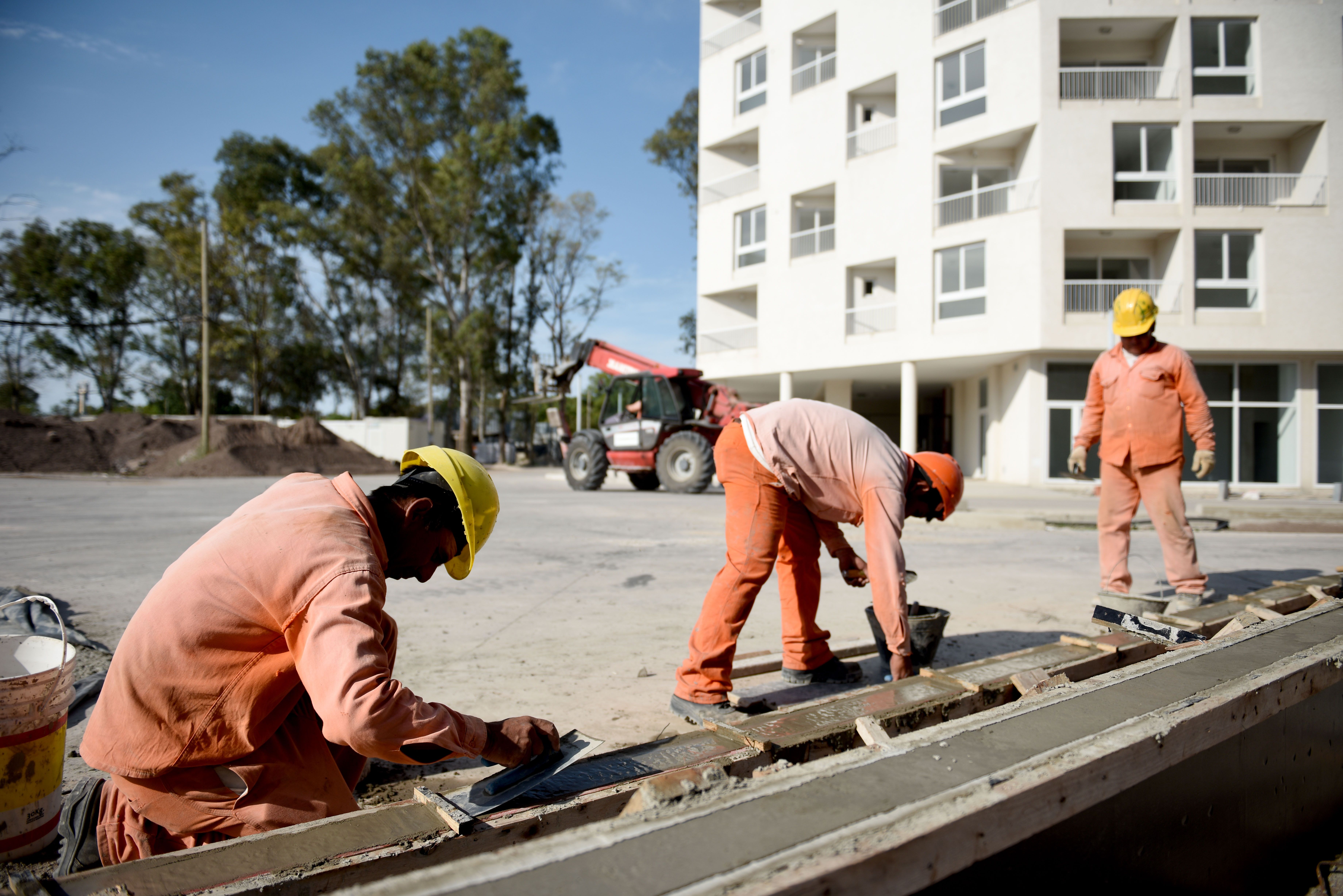 Trabajadores realizando tareas de albañilería en la Villa Olímpica de la Juventud de Villa Sodati, el 31 de enero de 2018 en Buenos Aires, Argentina. | Foto: Getty Images