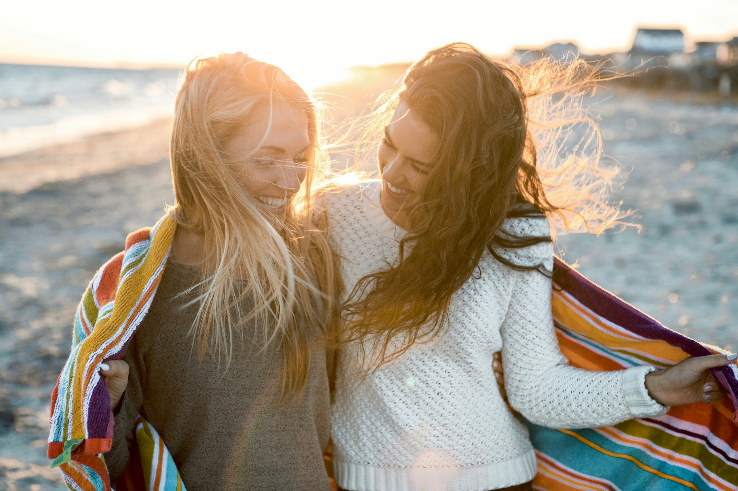 Two similig women at the beach | Source: Unsplash