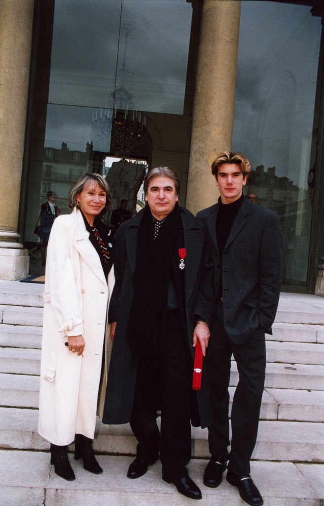 Serge Lama entouré de son épouse Michèle et de son fils Frédéric devant l'Elysée le 14 avril 2000 à Paris, France. | Photo : Getty Images