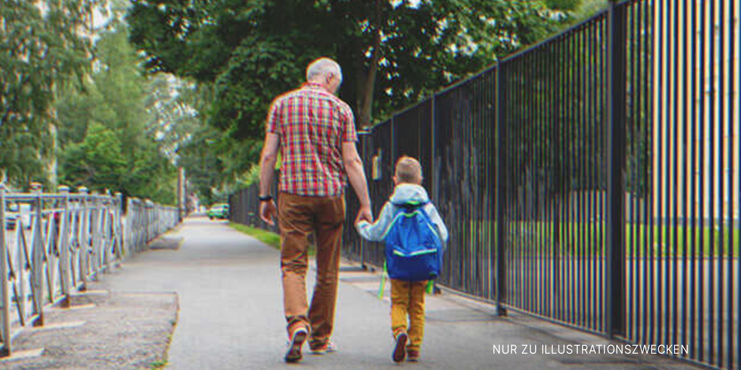 Mann und Junge halten sich beim Gehen an den Händen. | Quelle: Shutterstock
