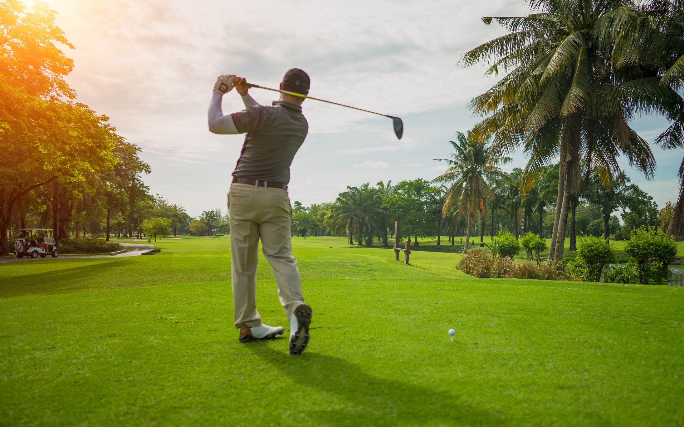 Golfer putting golf ball on the green golf | Photo: Getty Images