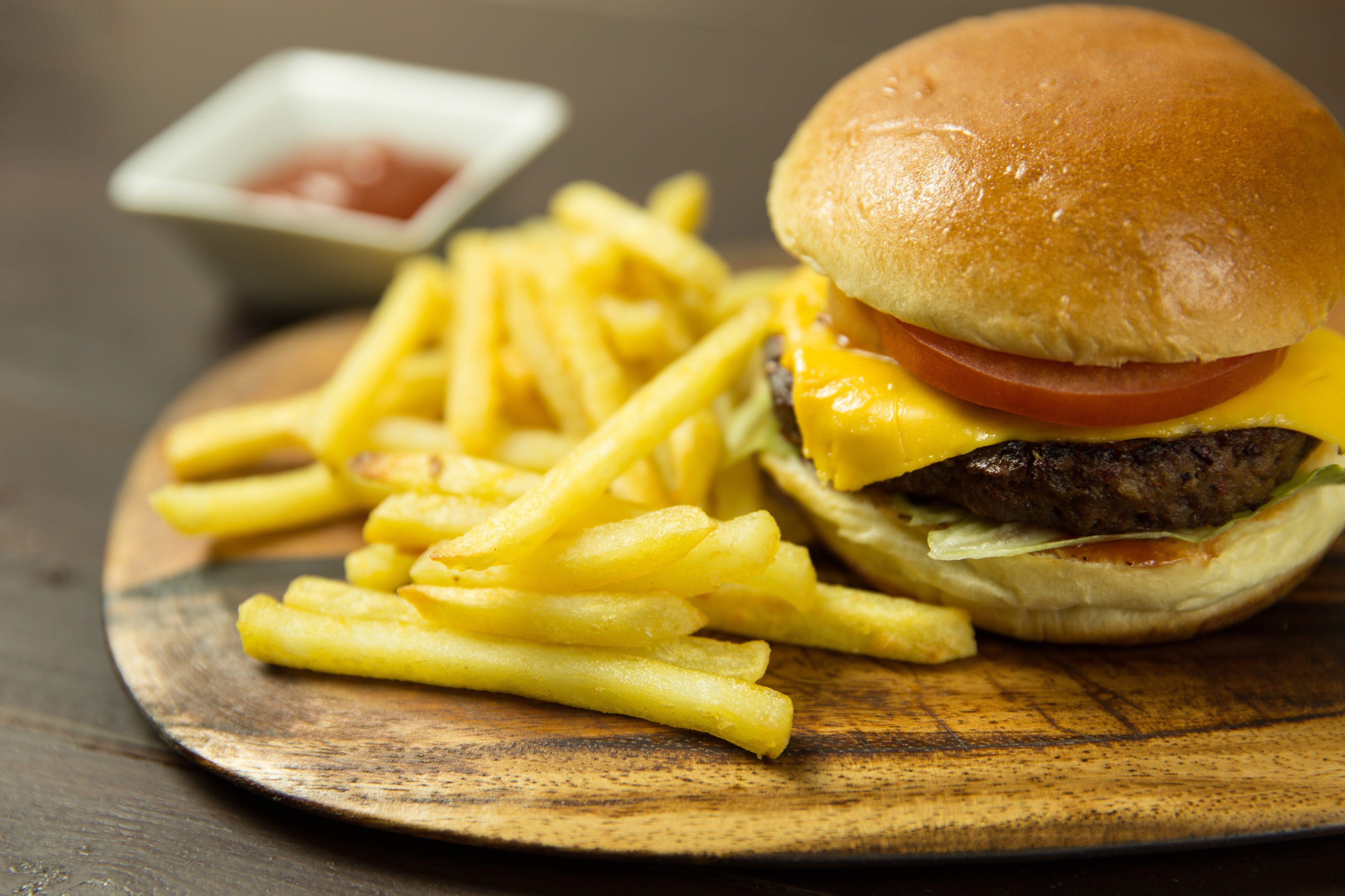 Hamburguesa y papas fritas. | Foto: Pexels