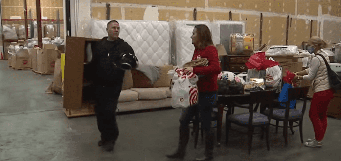 Trabajadores de Denver7 comprando muebles y adornos para el hogar de los Walker. | Foto: Youtube/denver7