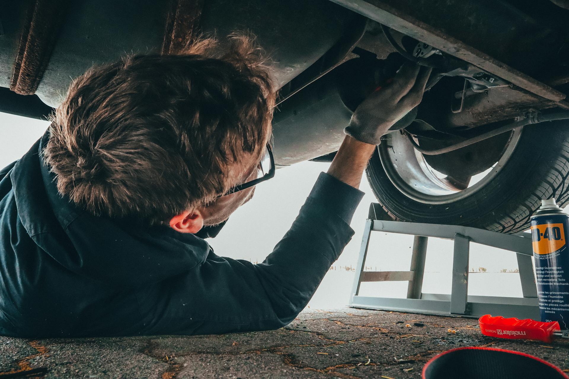 A mechanic fixing a vehicle engine | Source: Pexels