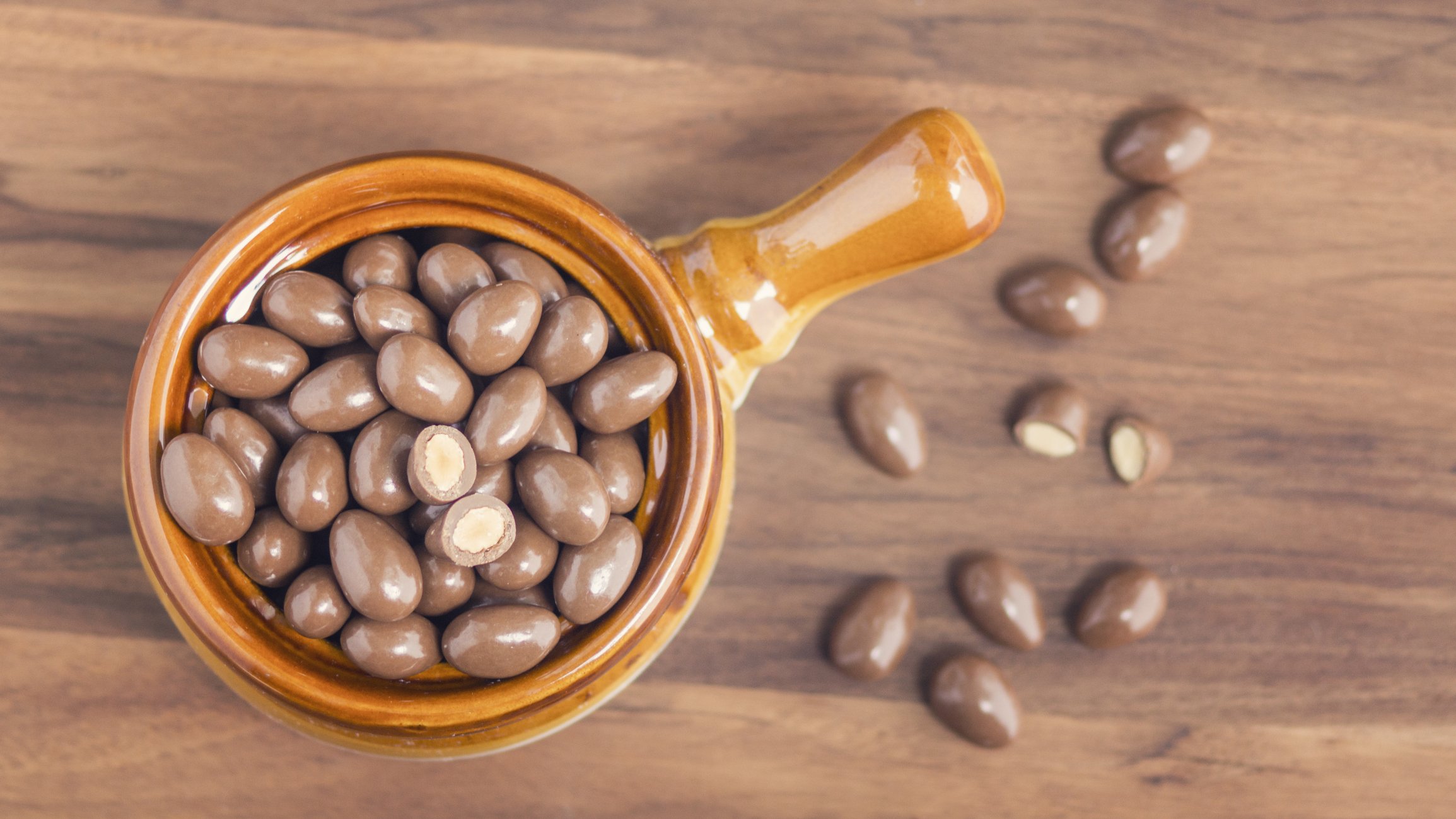 Stack of almonds dipped in milk chocolate. | Photo: Getty Images