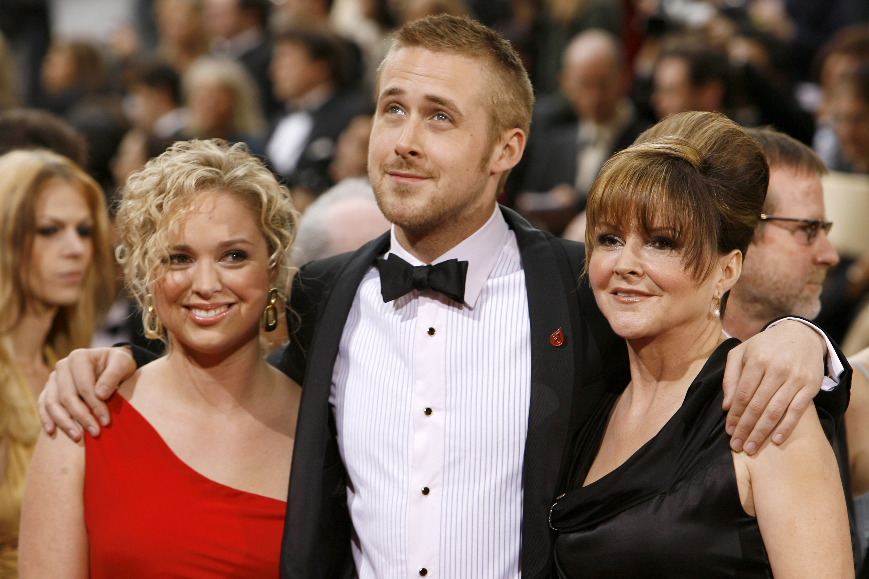 Ryan Gosling (Mitte) mit Schwester Mandi Gosling (links) und Mutter Donna Gosling (rechts) in Los Angeles am 25. Februar 2007 | Quelle: Getty Images