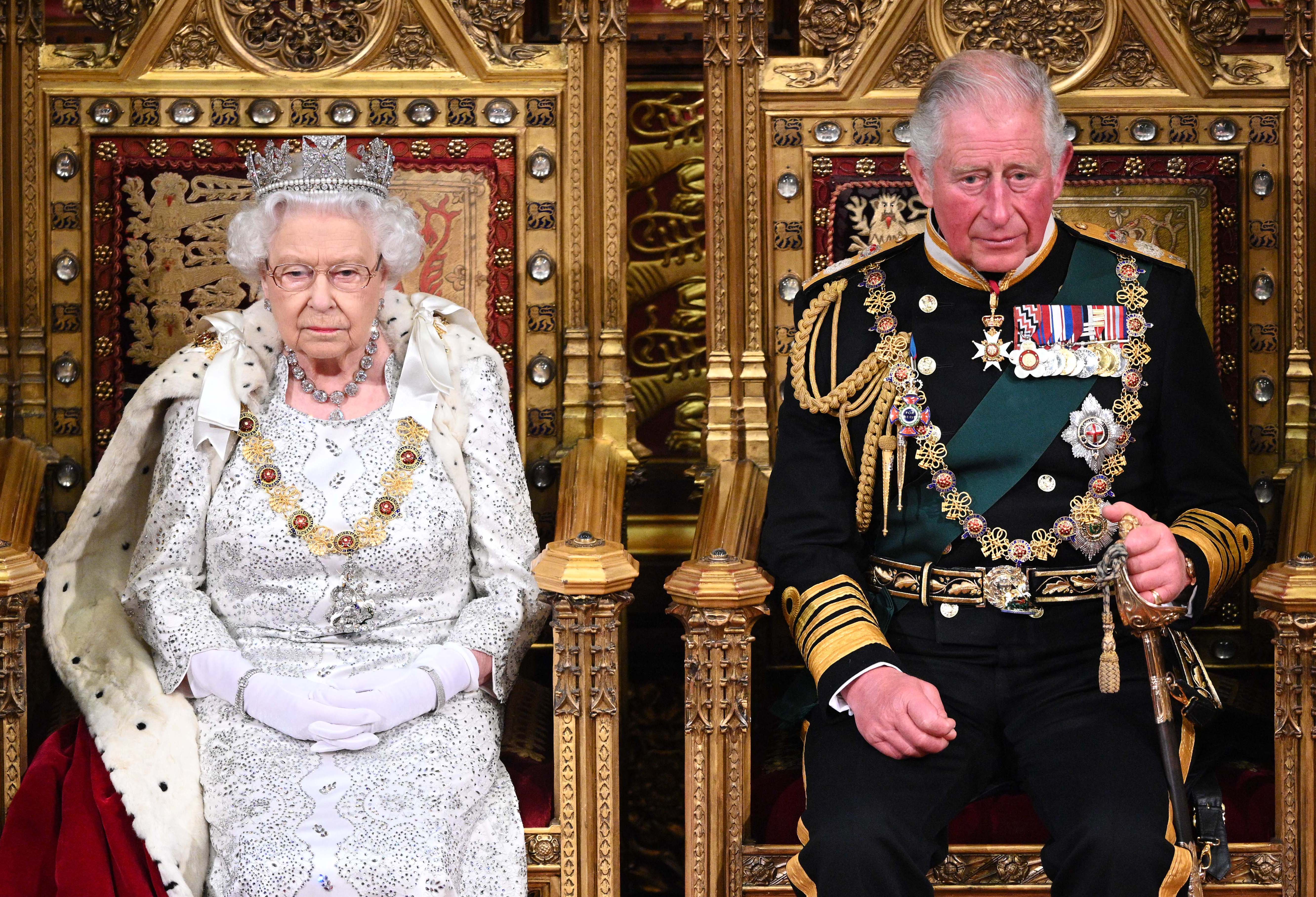 Königin Elizabeth II. und Prinz Charles, Prinz von Wales, während der Staatseröffnung des Parlaments im Palace of Westminster am 14. Oktober 2019 in London, England | Quelle: Getty Images