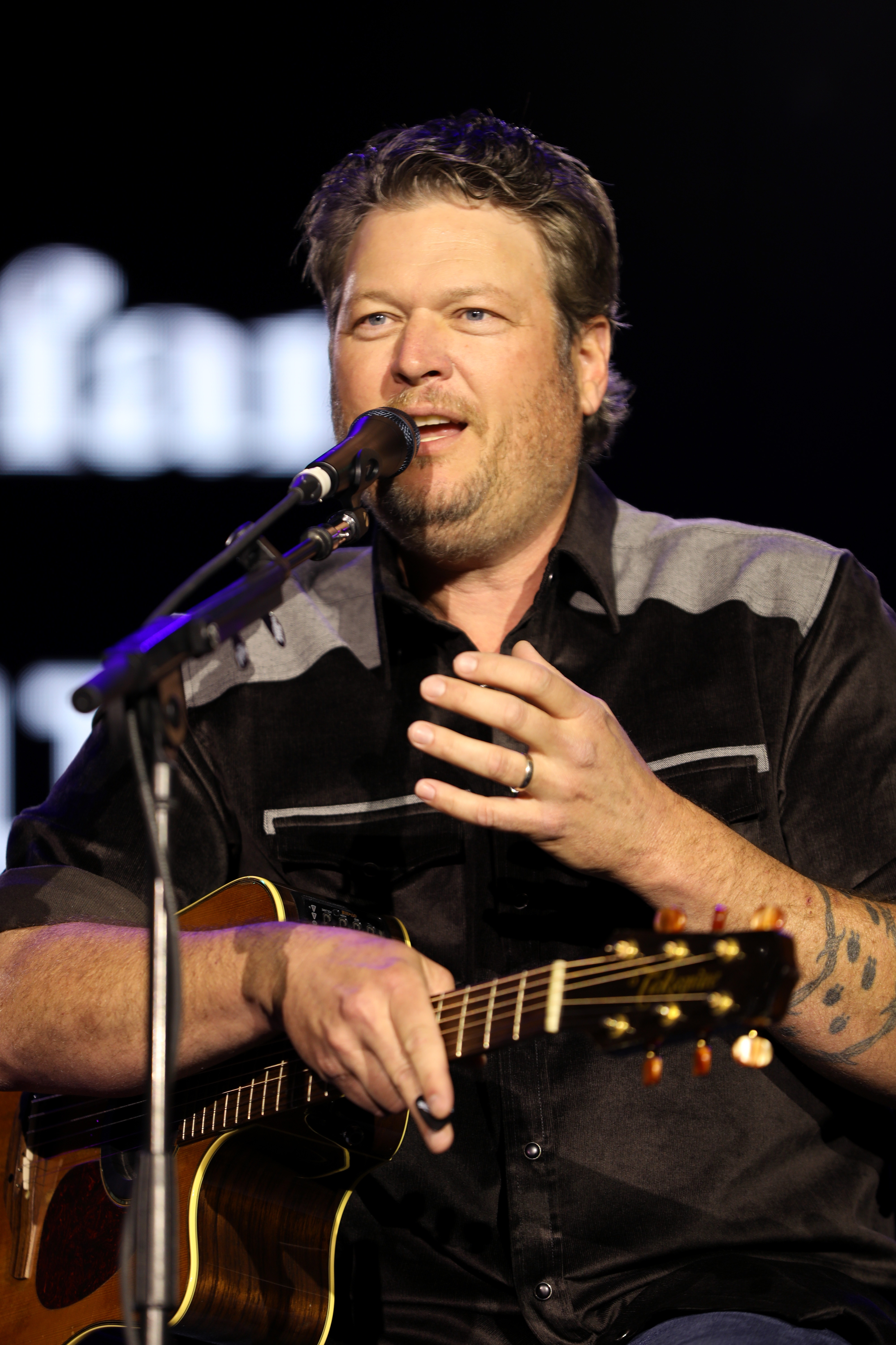 Blake Shelton performing at the Warner Music Nashville Lunch during CRS 2024 in Nashville, Tennessee on February 28, 2024 | Source: Getty Images